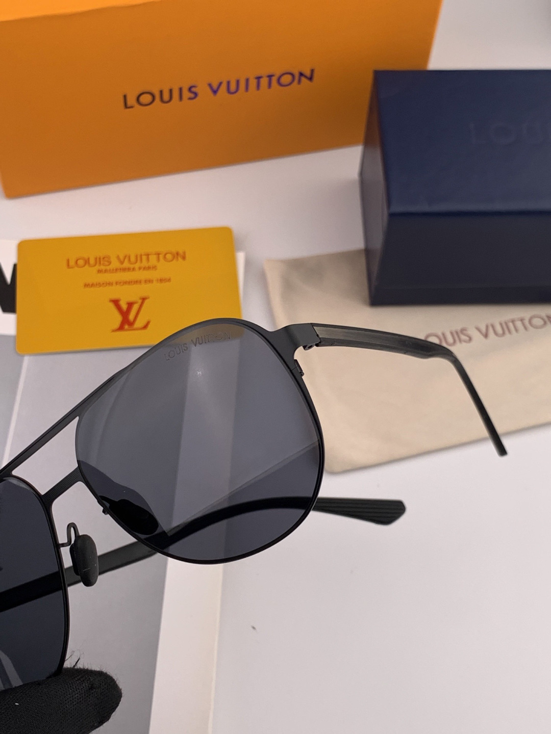 LV 男款炫彩飞行员偏光太阳镜 ❤️材质：高清尼龙加厚卡槽高清偏光镜片 🌹无边框镜架💕颜👍型号：L522