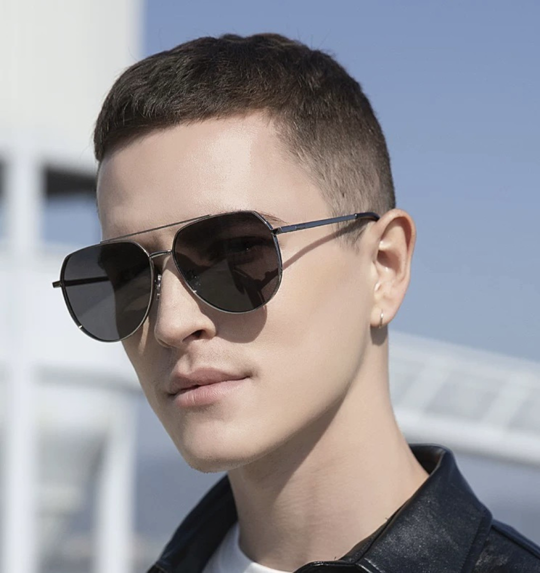 LV 男款炫彩飞行员偏光太阳镜 ❤️材质：高清尼龙加厚卡槽高清偏光镜片 🌹无边框镜架💕颜👍型号：L989