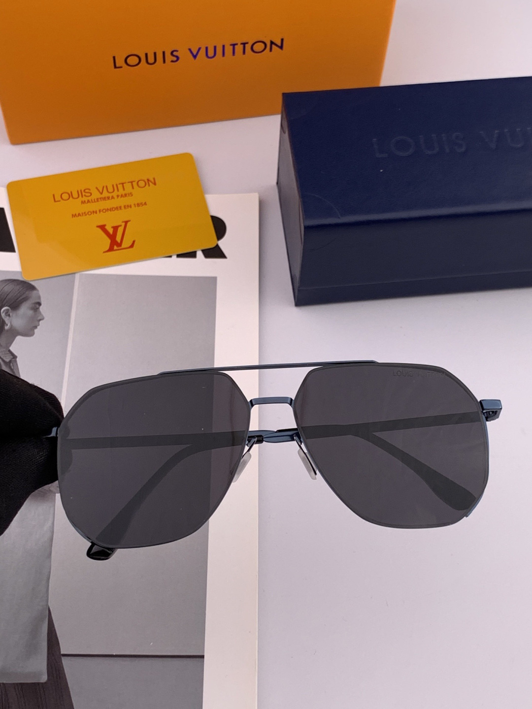 LV 男款炫彩飞行员偏光太阳镜 ❤️材质：高清尼龙加厚卡槽高清偏光镜片 🌹无边框镜架💕颜👍型号：L089