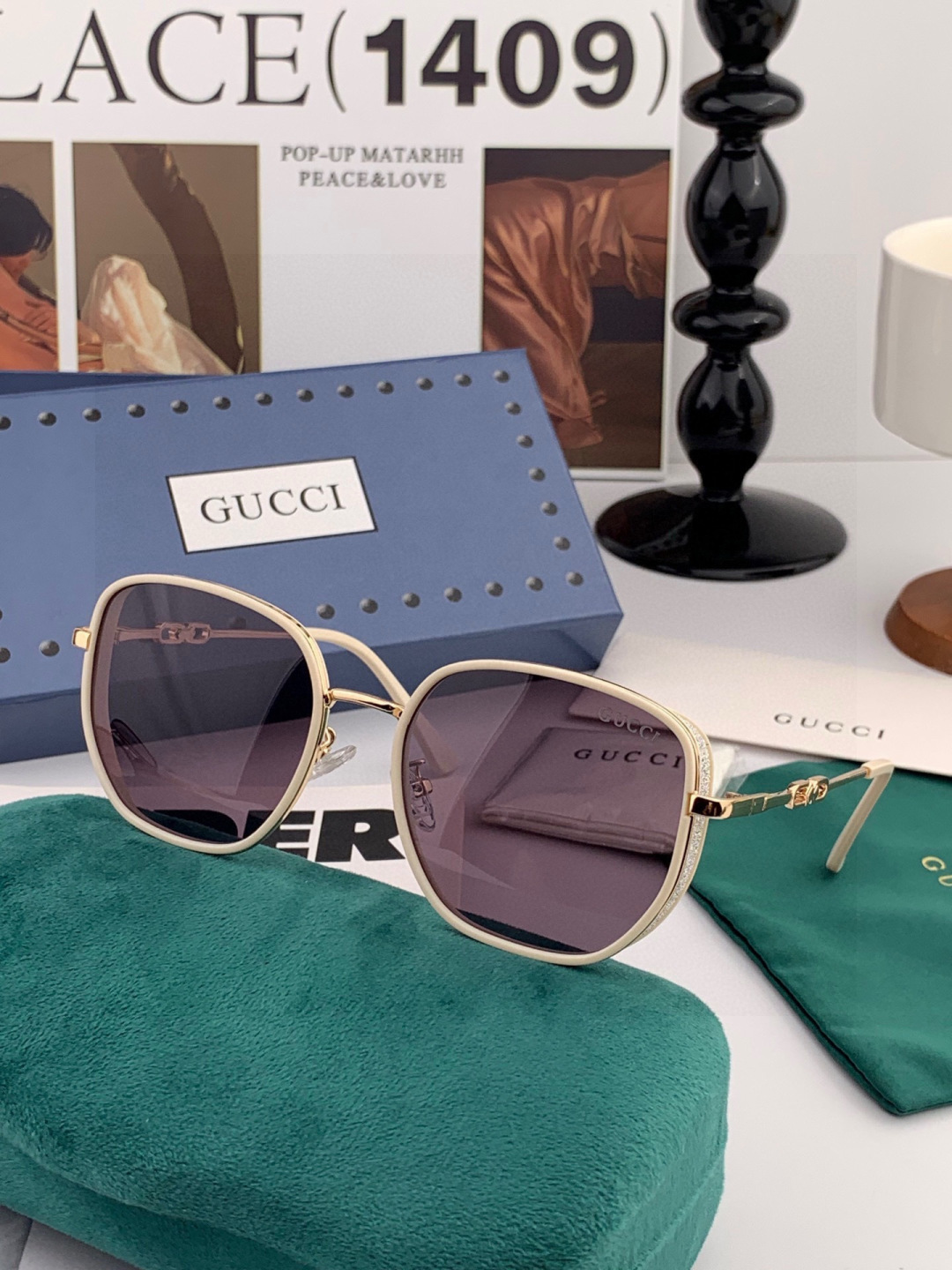 Gucci 经典的方框设计，不挑脸型，无论搭配大衣还是连衣裙都非常显气质尼龙偏光镜片预防紫外线 型号：G