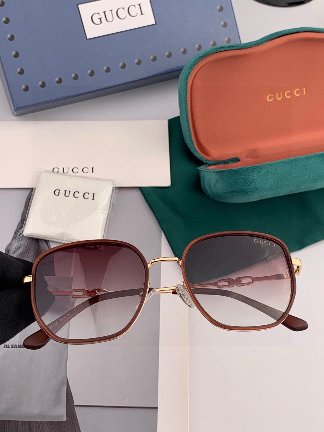 Gucci 经典的方框设计，不挑脸型，无论搭配大衣还是连衣裙都非常显气质尼龙偏光镜片预防紫外线 型号：G