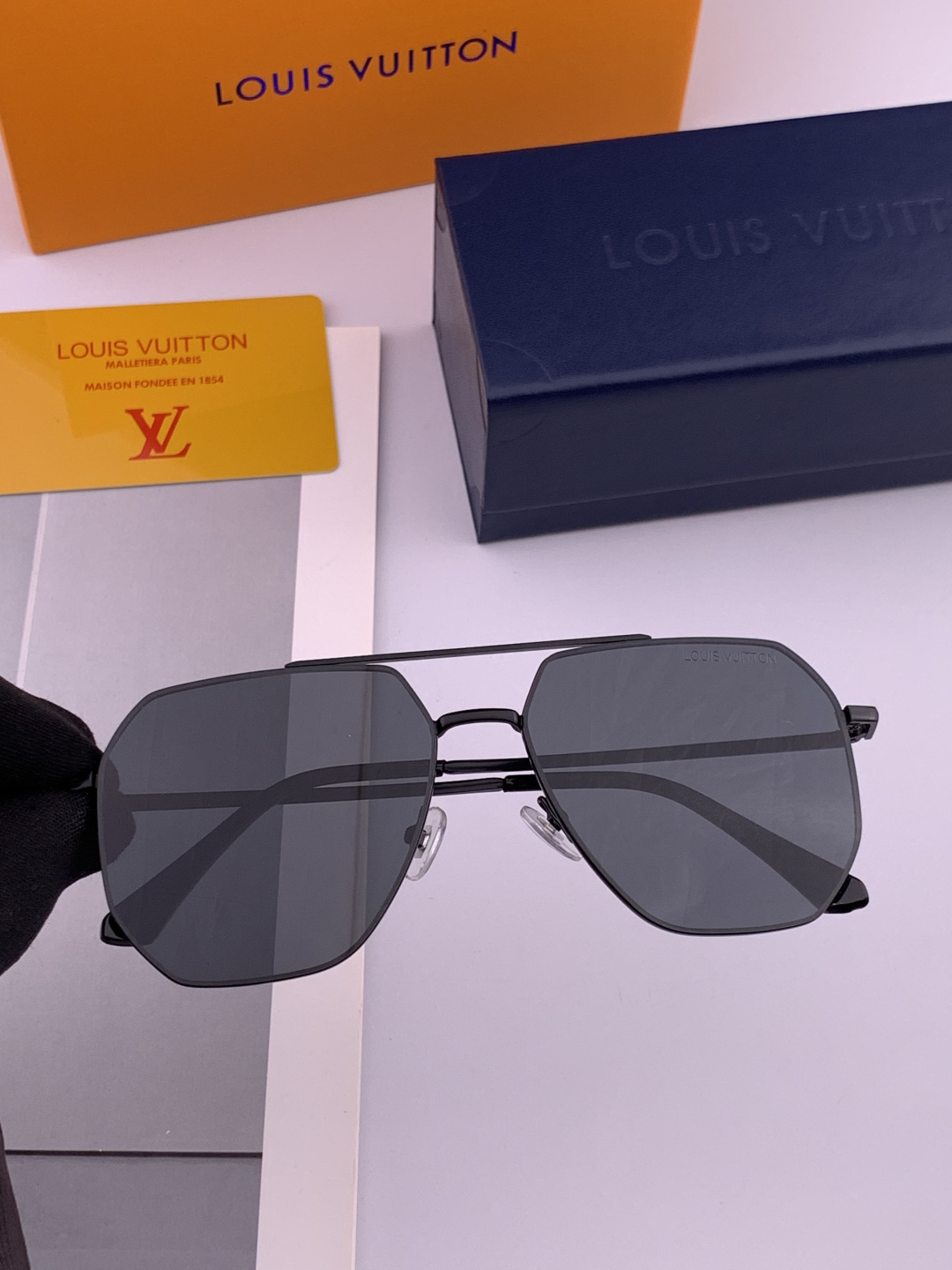 LV 男款炫彩飞行员偏光太阳镜 ❤️材质：高清尼龙加厚卡槽高清偏光镜片 🌹无边框镜架💕颜👍型号：L089