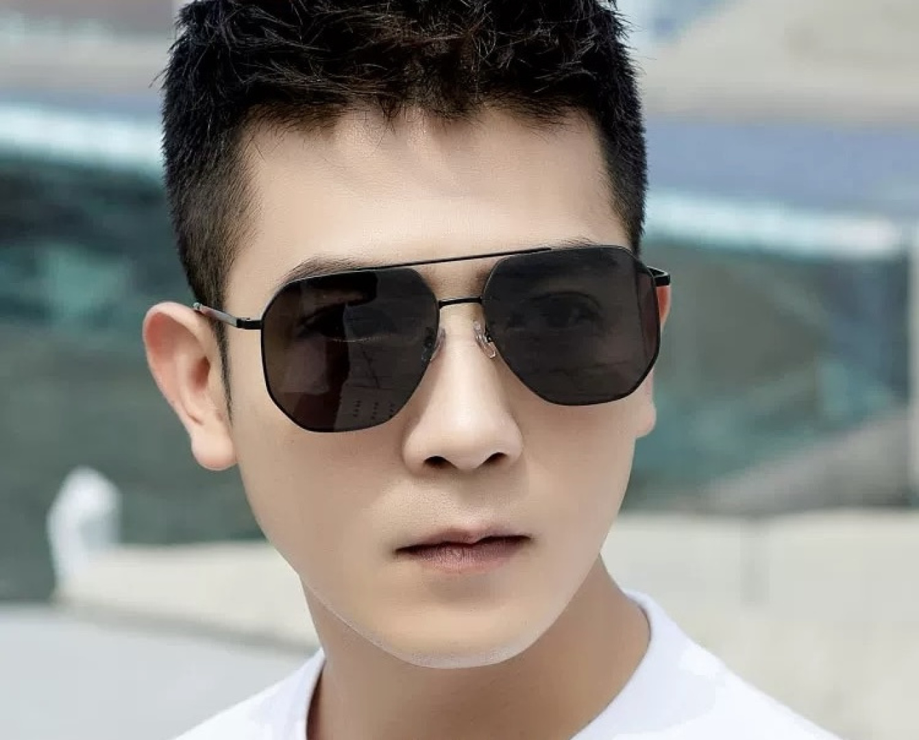 LV 男款炫彩飞行员偏光太阳镜 ❤️材质：高清尼龙加厚卡槽高清偏光镜片 🌹无边框镜架💕颜👍型号：L089