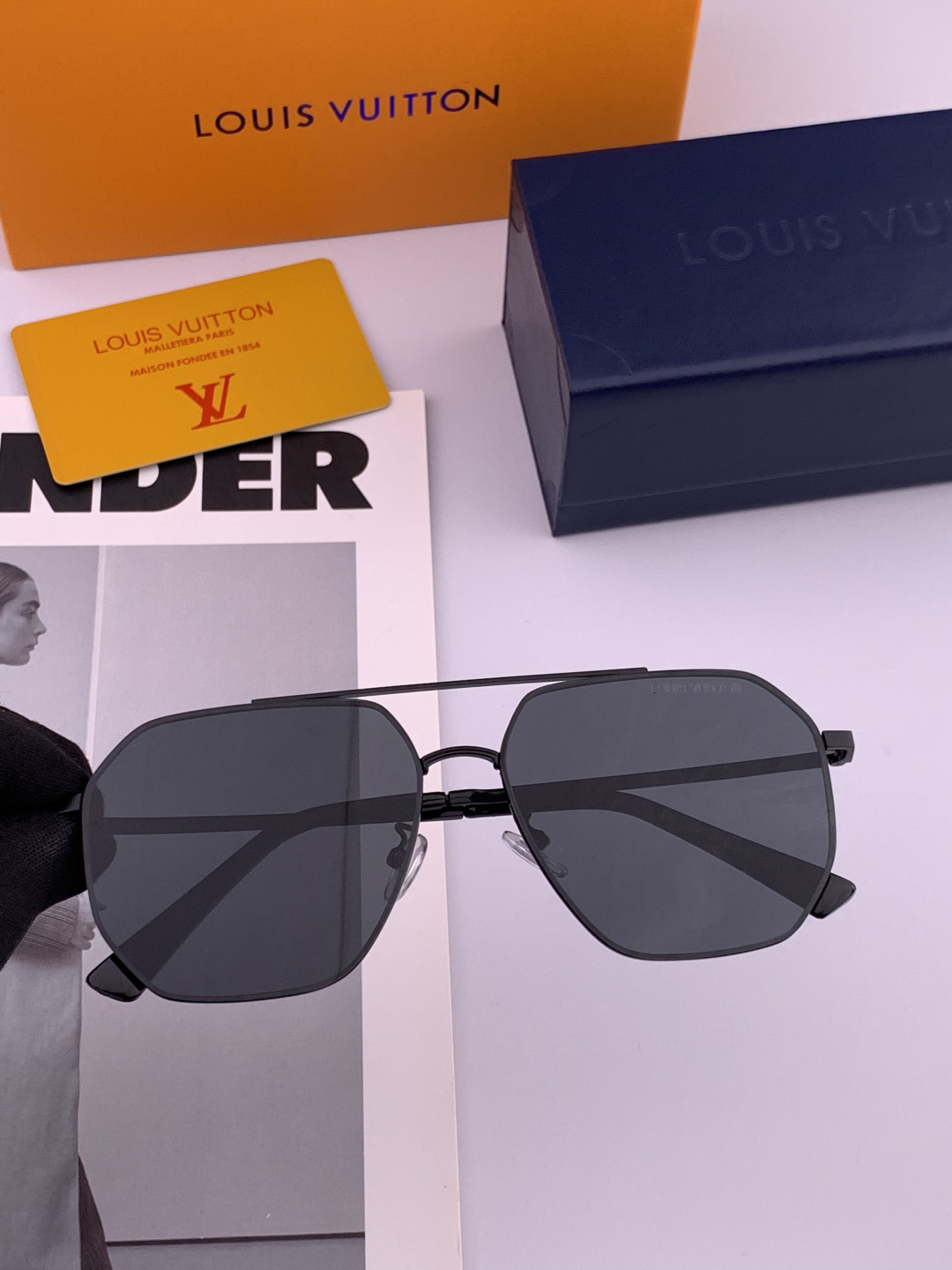 LV 男款炫彩飞行员偏光太阳镜 ❤️材质：高清尼龙加厚卡槽高清偏光镜片 🌹无边框镜架💕颜👍型号：L289