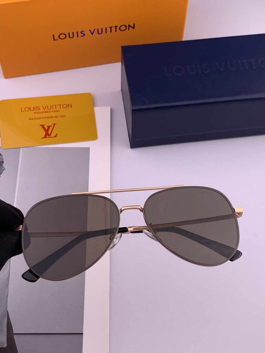 LV 男款炫彩飞行员偏光太阳镜 ❤️材质：高清尼龙加厚卡槽高清偏光镜片 🌹无边框镜架💕颜👍型号：L189