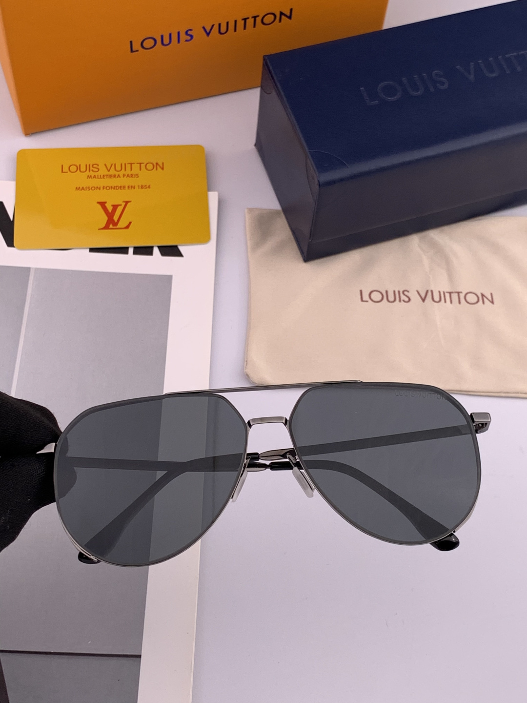 LV 男款炫彩飞行员偏光太阳镜 ❤️材质：高清尼龙加厚卡槽高清偏光镜片 🌹无边框镜架💕颜👍型号：L289