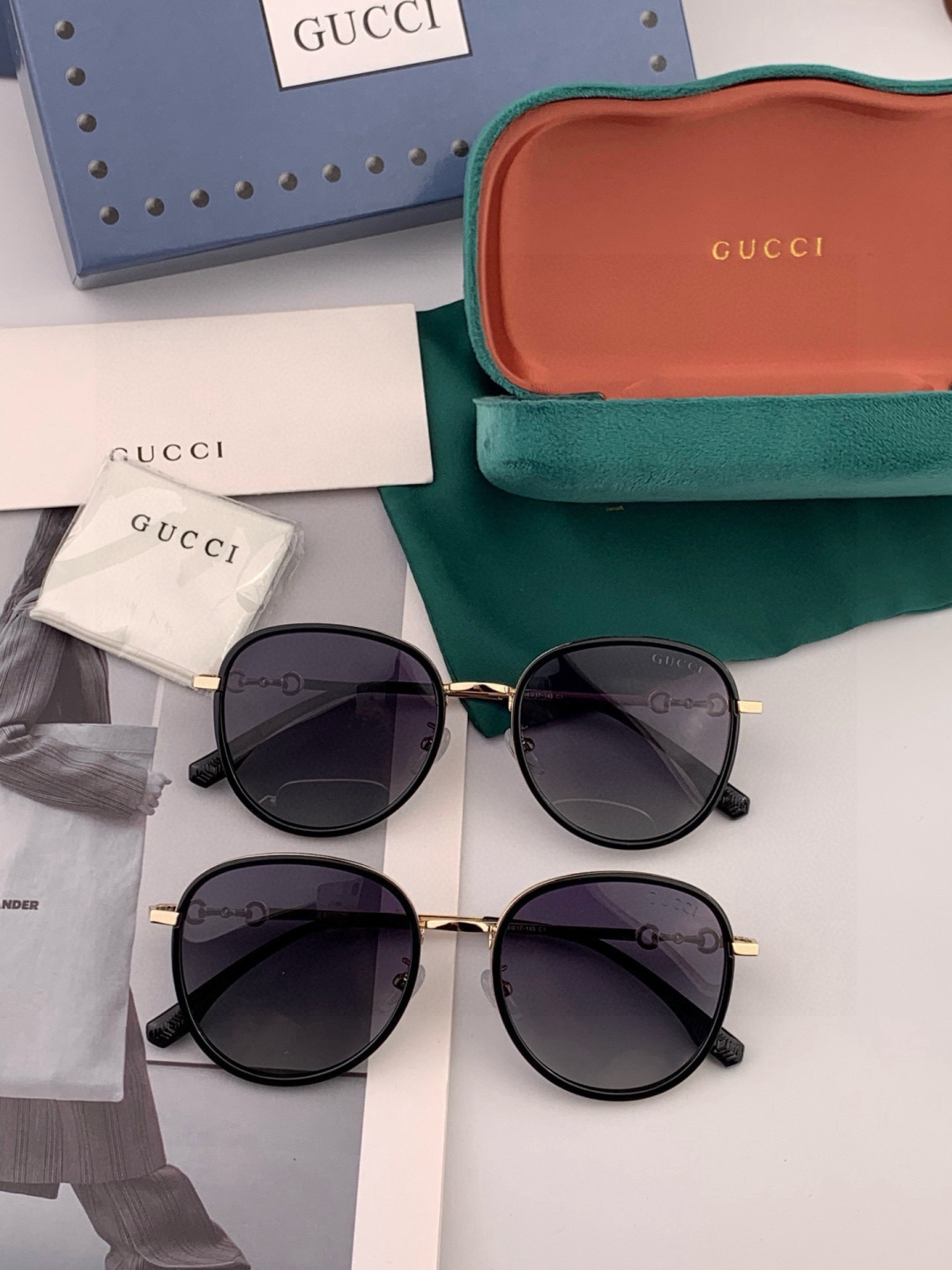 Gucci墨镜 新款 。 圆框设计再优雅的同时还能在视觉上修饰脸型，敲显脸小，不挑脸型 复古的马衔扣配上