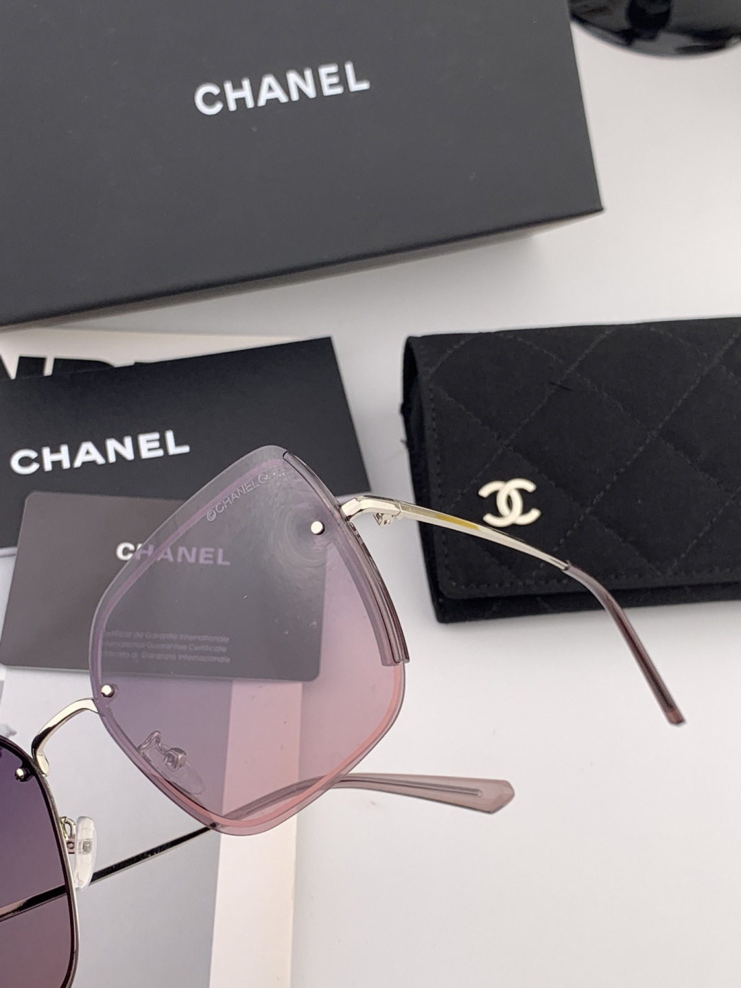 【偏光系列】香奈儿 经典的无框设计，不挑脸型，无论搭配大衣还是连衣裙都非常显气质偏光镜片预防紫外线 型号