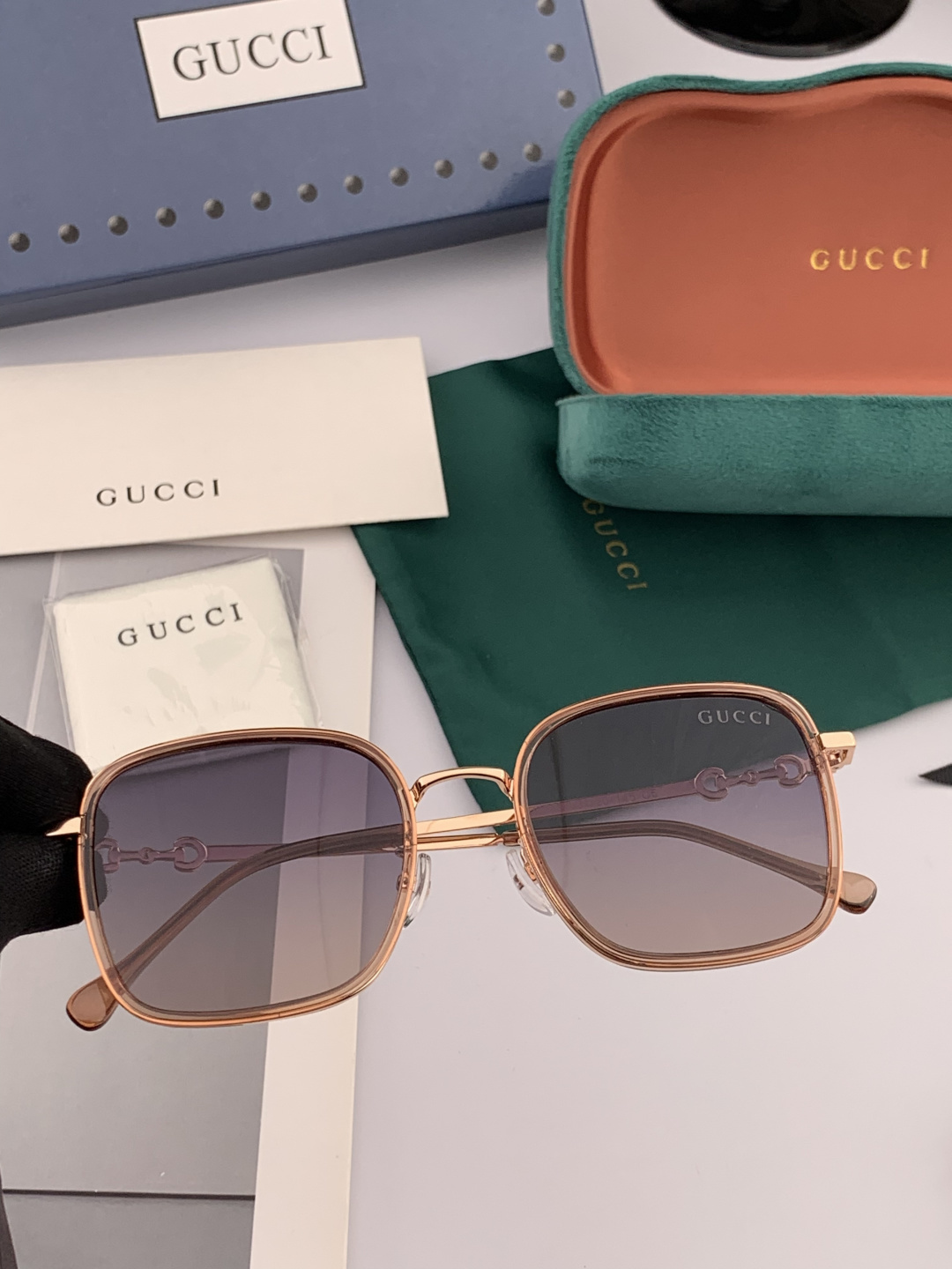 Gucci墨镜 新款 。 方框设计再优雅的同时还能在视觉上修饰脸型，敲显脸小，不挑脸型 复古的马衔扣配上