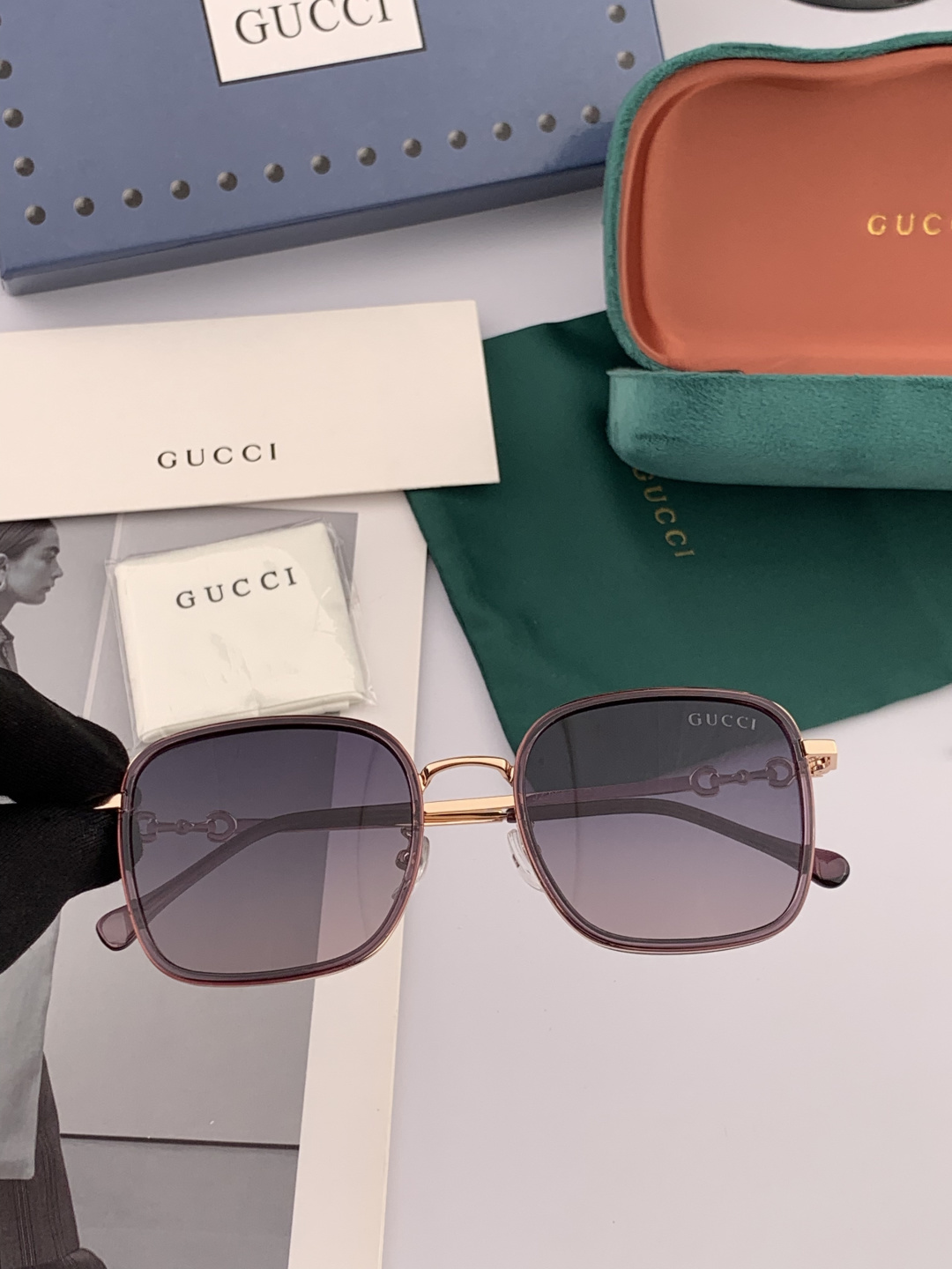 Gucci墨镜 新款 。 方框设计再优雅的同时还能在视觉上修饰脸型，敲显脸小，不挑脸型 复古的马衔扣配上