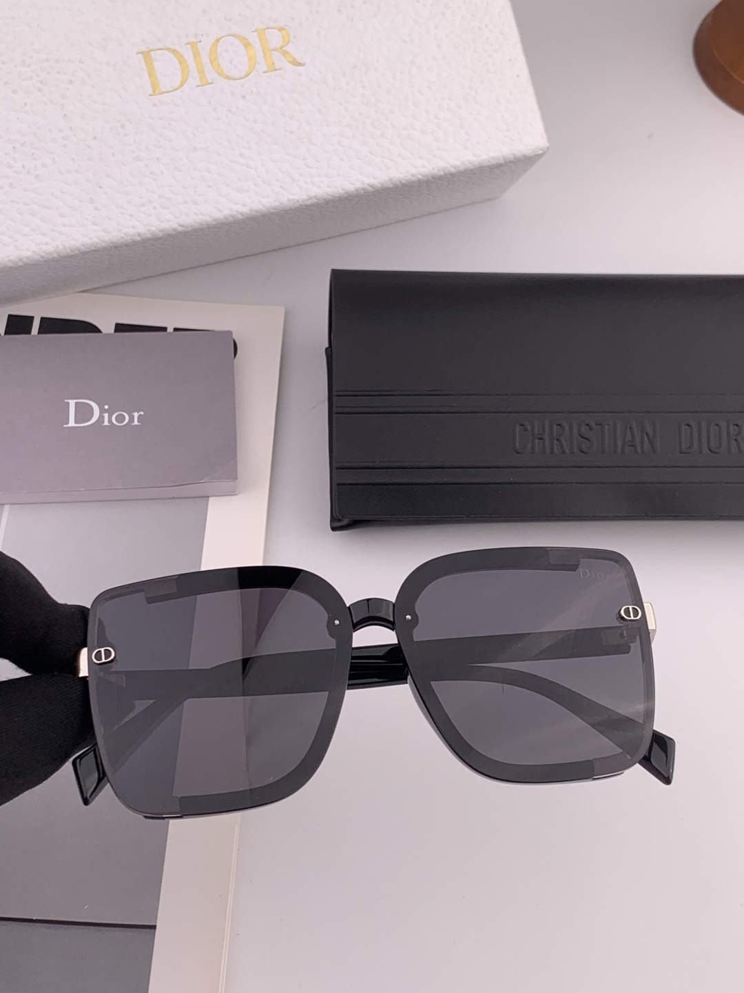 🔺 【DIOR-迪奥】开春新款 潮流爆款 时尚方框偏光太阳镜 高品质 佩戴舒适 网红潮款墨镜 型号：D1