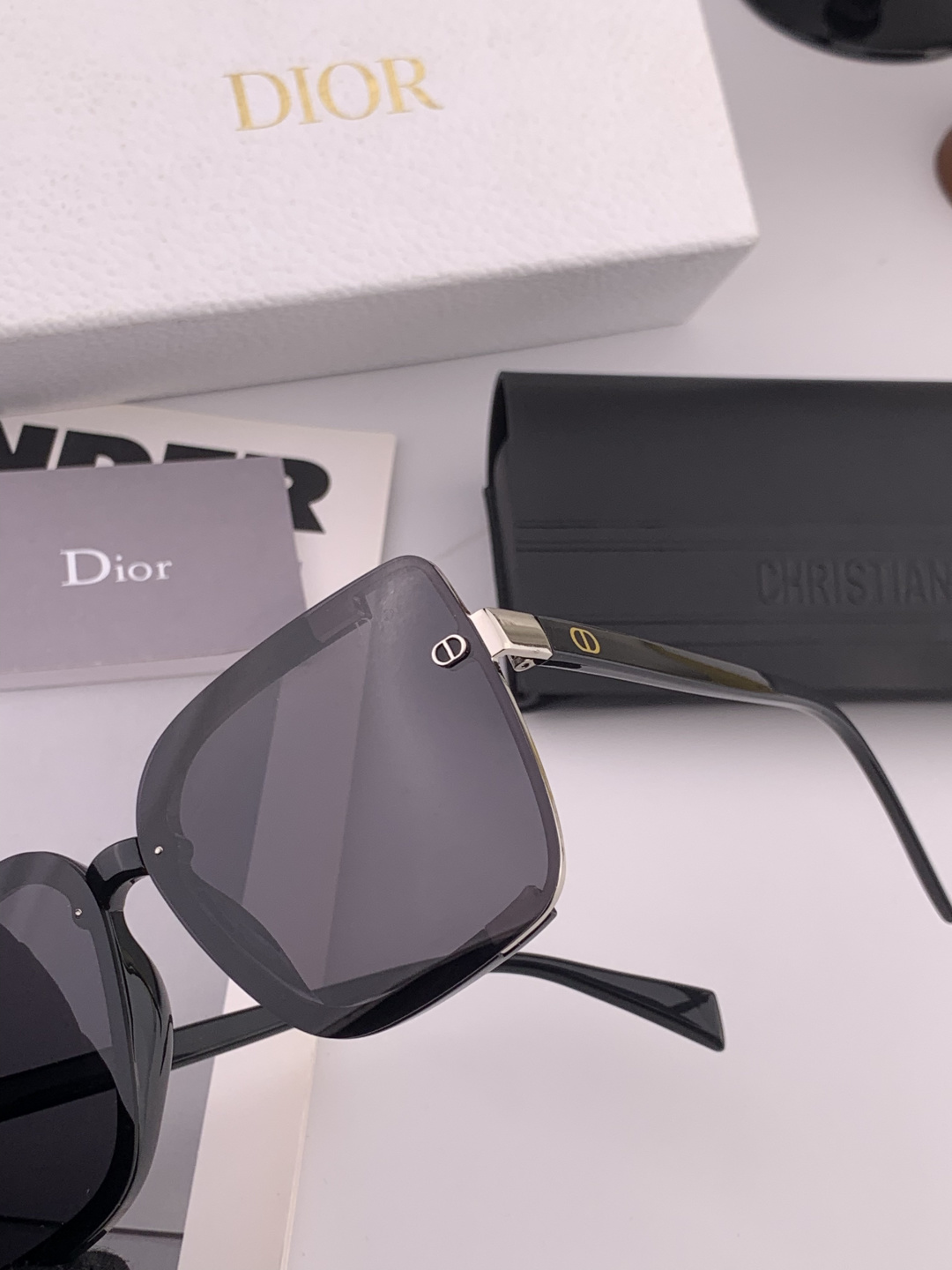 🔺 【DIOR-迪奥】开春新款 潮流爆款 时尚方框偏光太阳镜 高品质 佩戴舒适 网红潮款墨镜 型号：D1