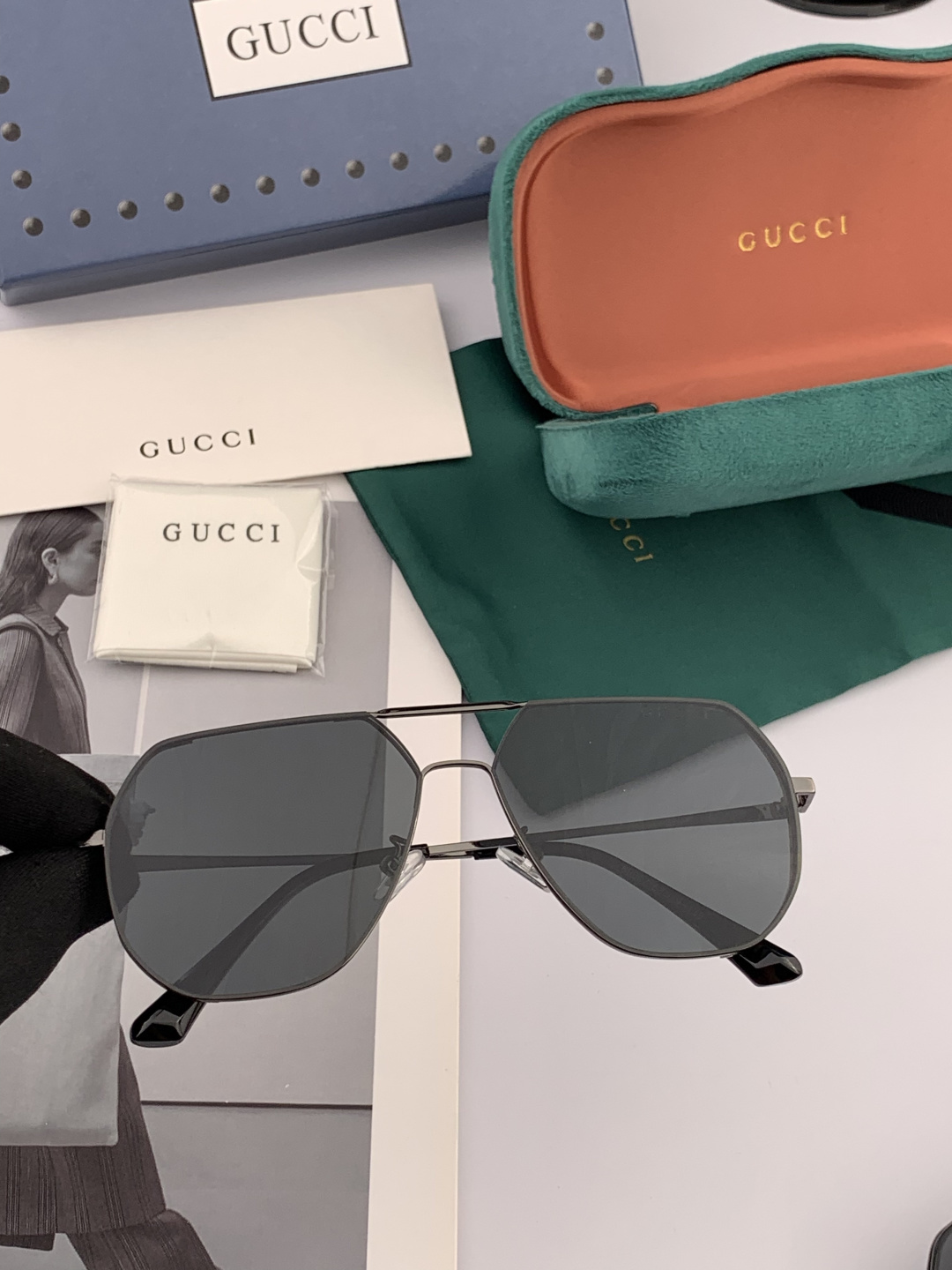 GUCC* 男款炫彩飞行员偏光太阳镜 ❤️材质：高清尼龙加厚卡槽高清偏光镜片 🌹无边框镜架💕颜👍型号：G