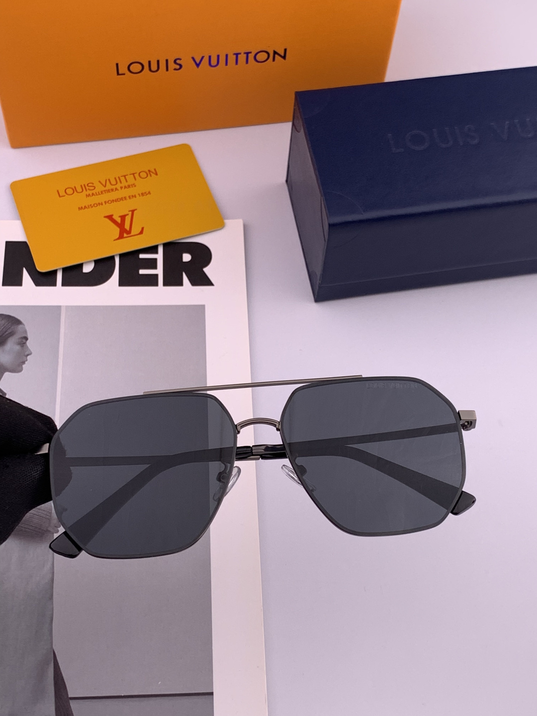 LV 男款炫彩飞行员偏光太阳镜 ❤️材质：高清尼龙加厚卡槽高清偏光镜片 🌹无边框镜架💕颜👍型号：L289
