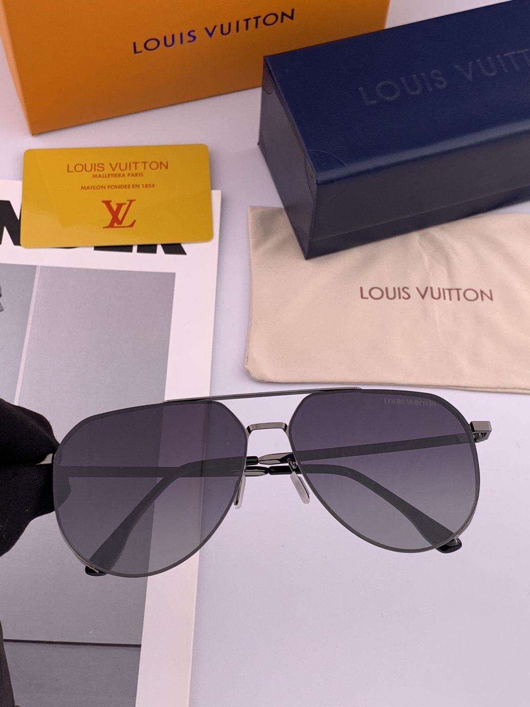 LV 男款炫彩飞行员偏光太阳镜 ❤️材质：高清尼龙加厚卡槽高清偏光镜片 🌹无边框镜架💕颜👍型号：L289