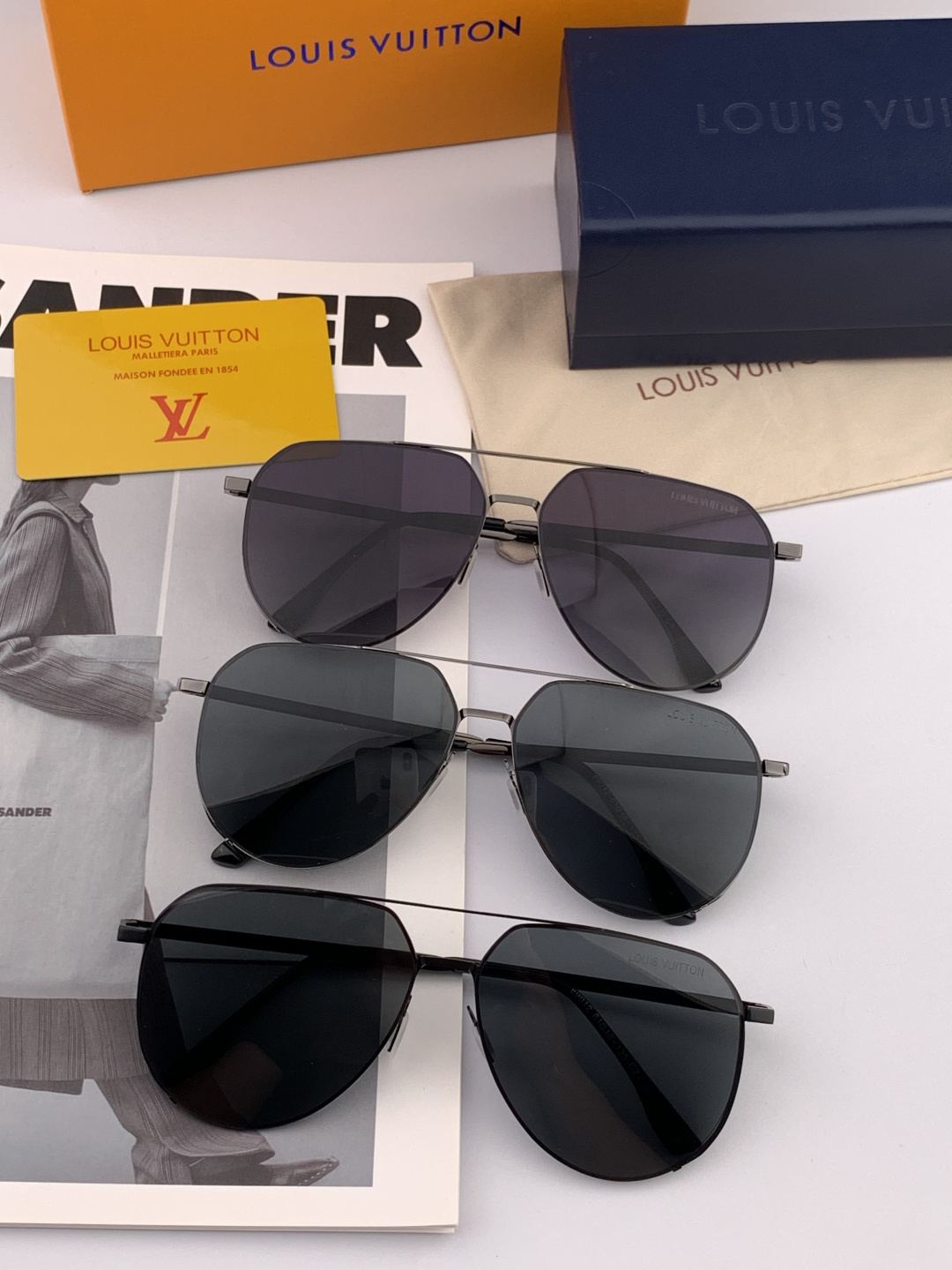 LV 男款炫彩飞行员偏光太阳镜 ❤️材质：高清尼龙加厚卡槽高清偏光镜片 🌹无边框镜架💕颜👍型号：L289