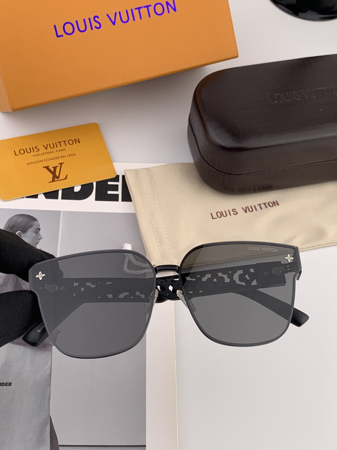 【尼龙偏光系列】lv大框太阳镜墨镜经典的方框设计，不挑脸型，无论搭配大衣还是连衣裙都非常显气质尼龙偏光镜