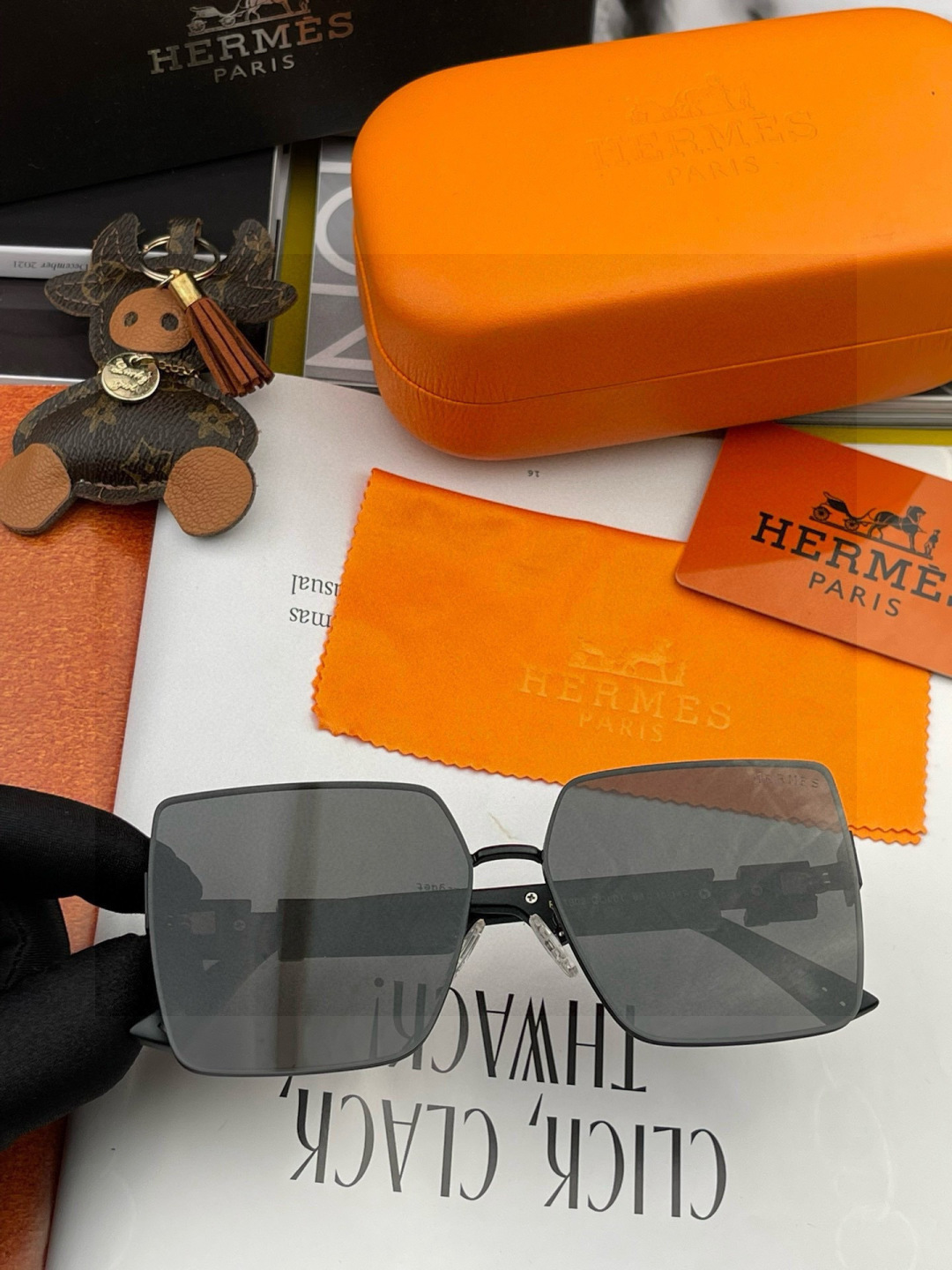 【尼龙偏光系列】爱马仕 经典的方框设计，不挑脸型，无论搭配大衣还是连衣裙都非常显气质尼龙偏光镜片预防紫外