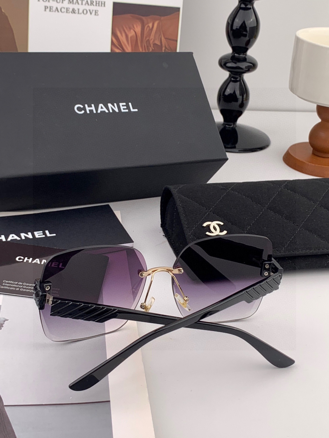 香奈儿 新款太阳镜太漂亮的款,爆到断货。镜片采用尼龙材质,透光度清晰的同时又保护眼睛,镜框采用环保无磁不