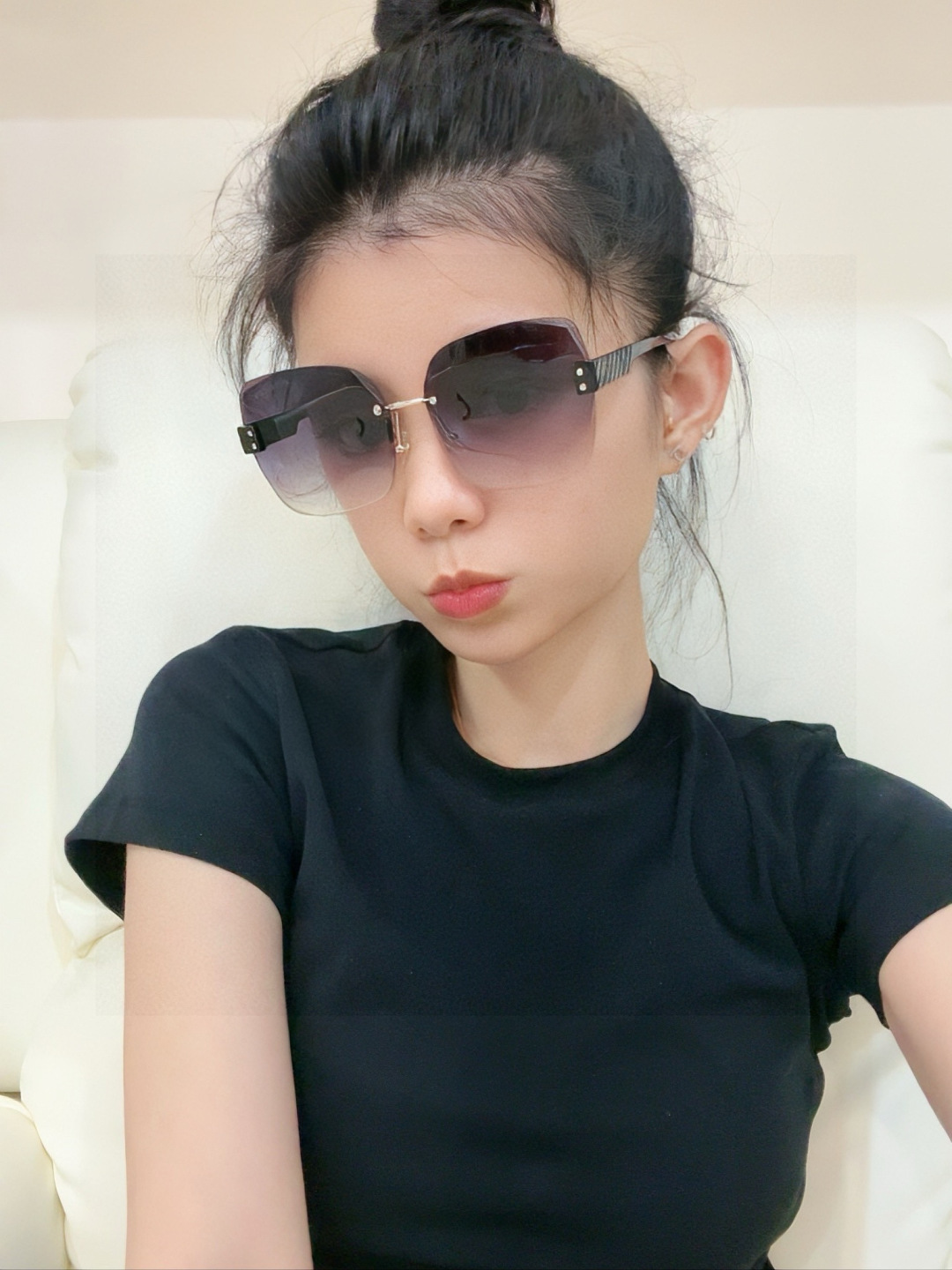 香奈儿 新款太阳镜太漂亮的款,爆到断货。镜片采用尼龙材质,透光度清晰的同时又保护眼睛,镜框采用环保无磁不