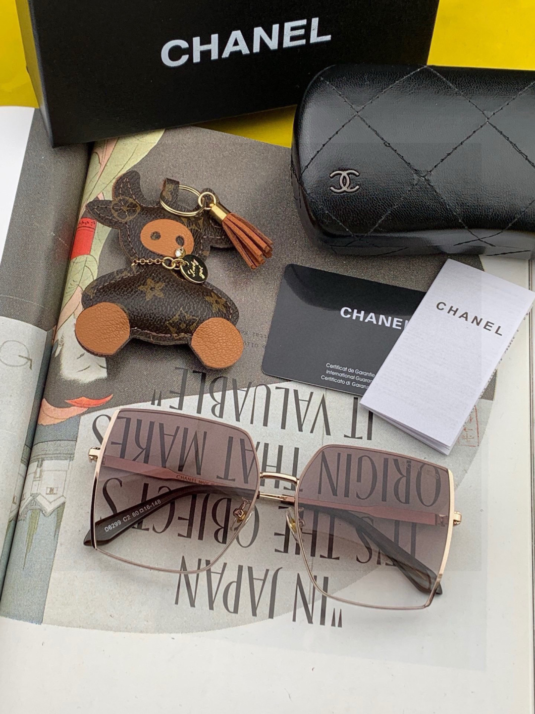 香奈儿 新款太阳镜太漂亮的款,爆到断货。镜片采用尼龙材质,透光度清晰的同时又保护眼睛,镜框采用环保无磁不