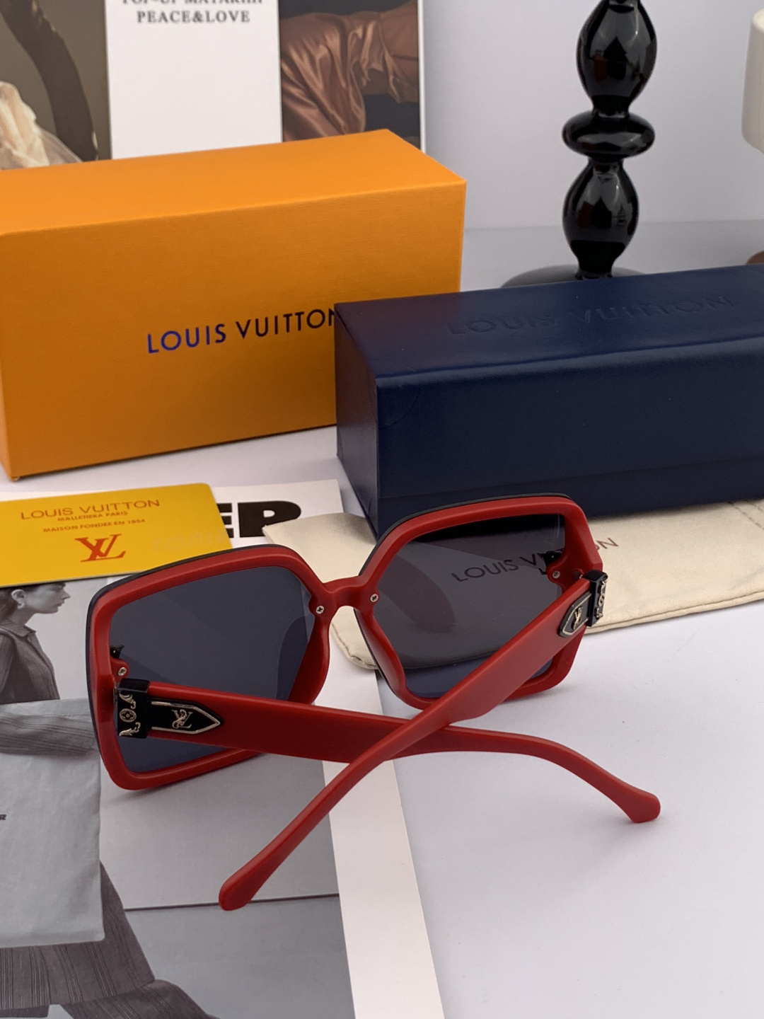 lv大框太阳镜墨镜经典的方框设计，不挑脸型，无论搭配大衣还是连衣裙都非常显气质预防紫外线 型号：型号：L
