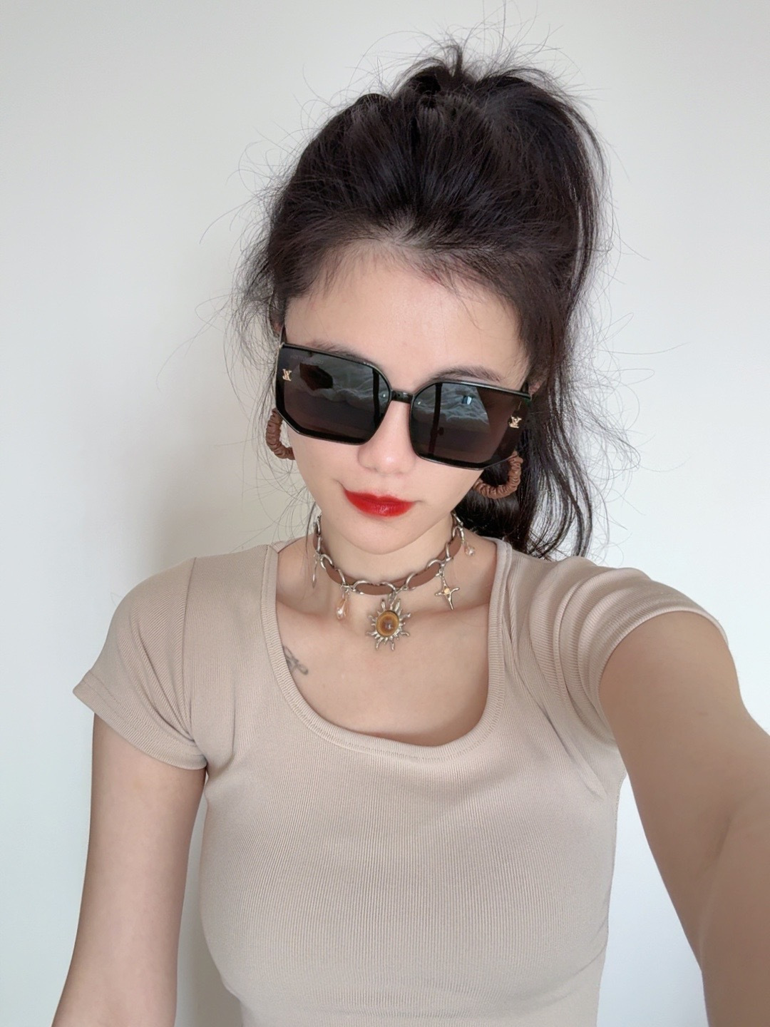 LV 新款女士方框太阳眼镜 开车墨镜 新款太阳镜 时尚大方 舒适轻盈 精致奢华 超轻 型号：L8130