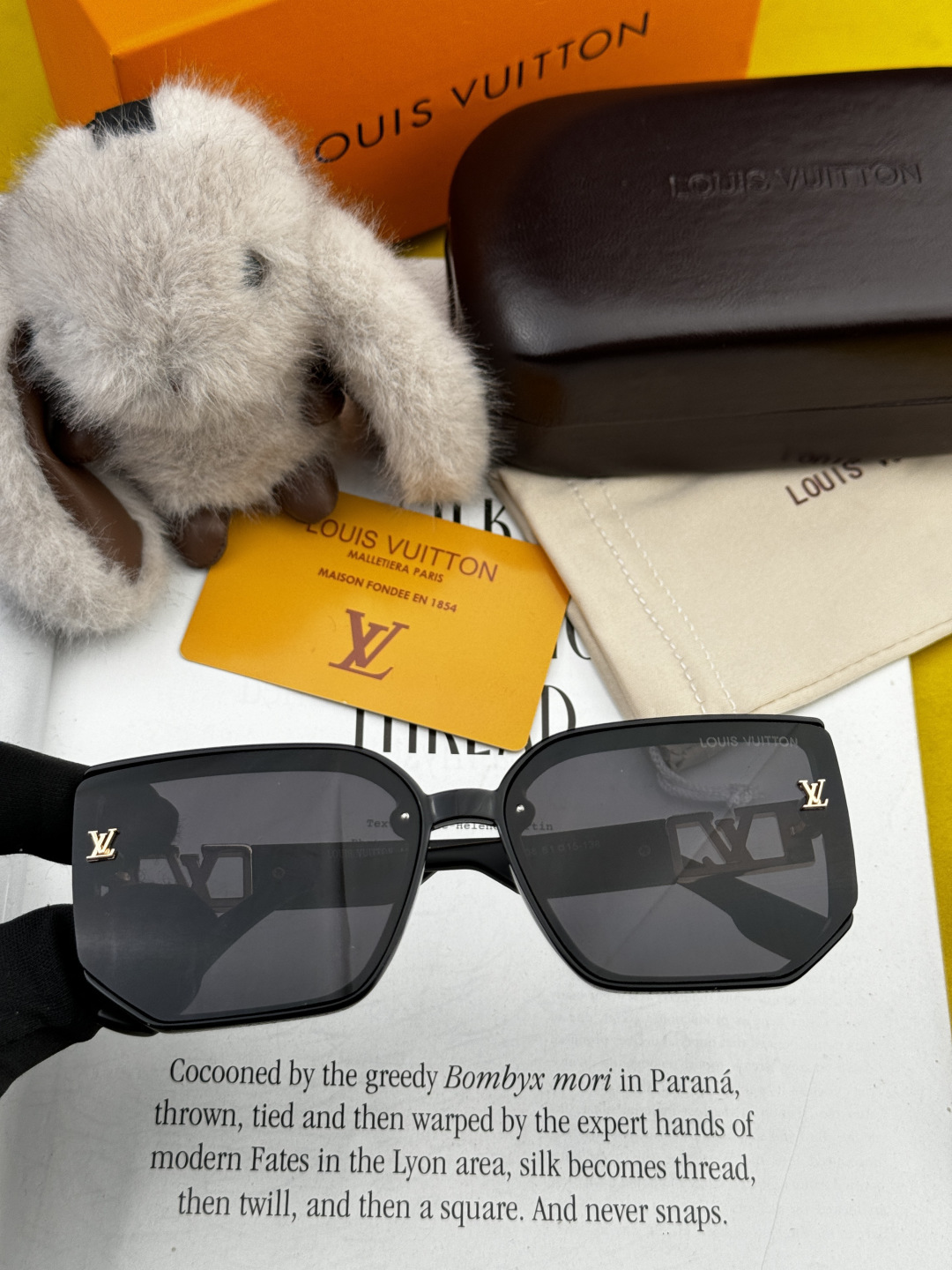 LV 新款女士方框太阳眼镜 开车墨镜 新款太阳镜 时尚大方 舒适轻盈 精致奢华 超轻 型号：L8130