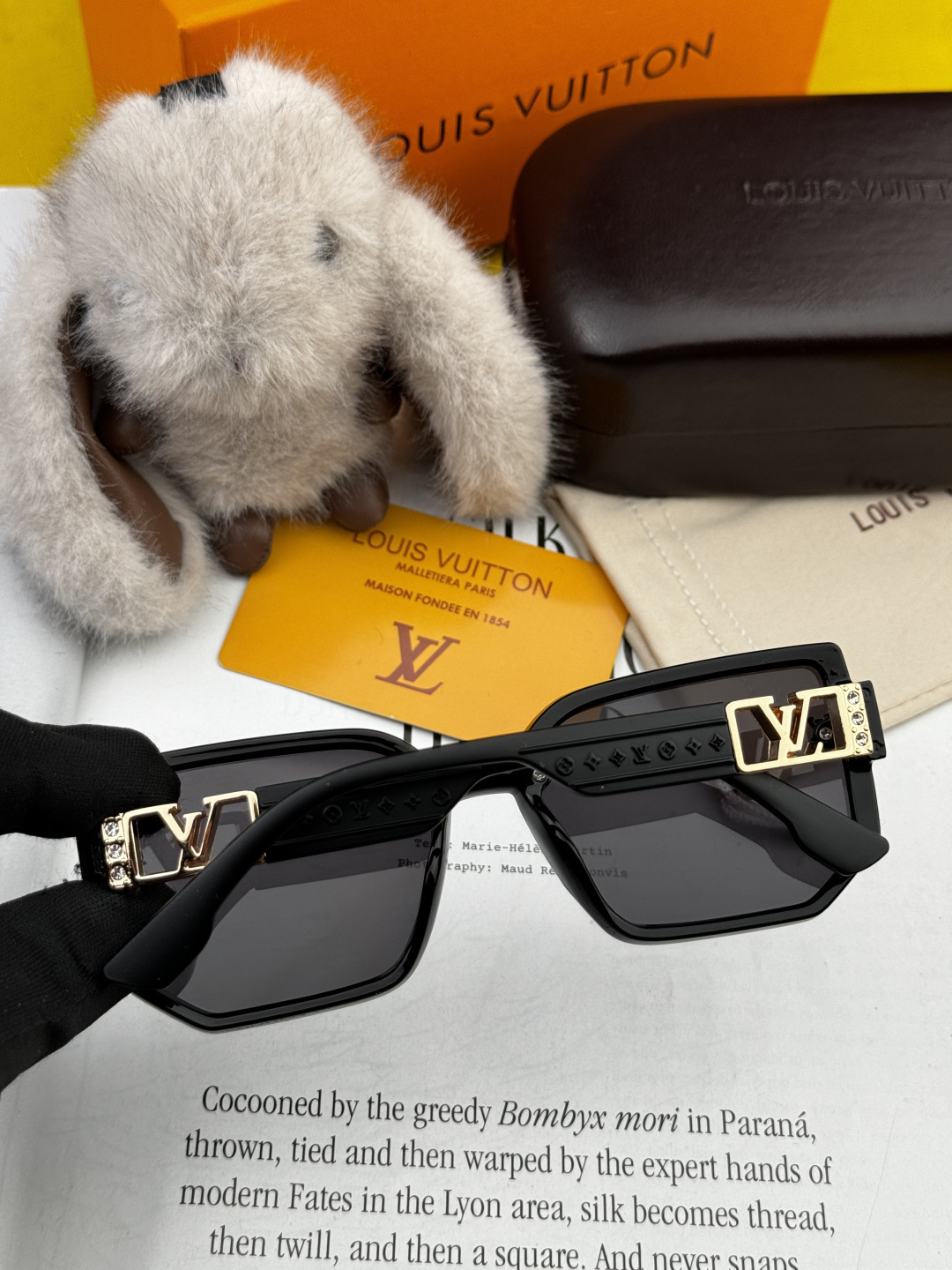 LV 新款女士方框太阳眼镜 开车墨镜 新款太阳镜 时尚大方 舒适轻盈 精致奢华 超轻 型号：L8130