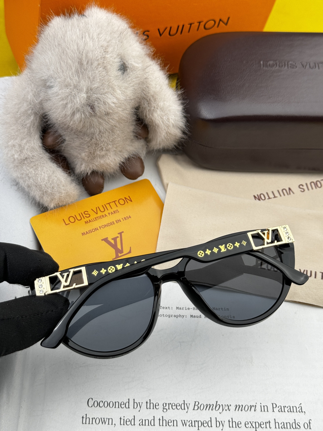 LV 新款女士方框太阳眼镜 开车墨镜 新款太阳镜 时尚大方 舒适轻盈 精致奢华 超轻 型号：L15803