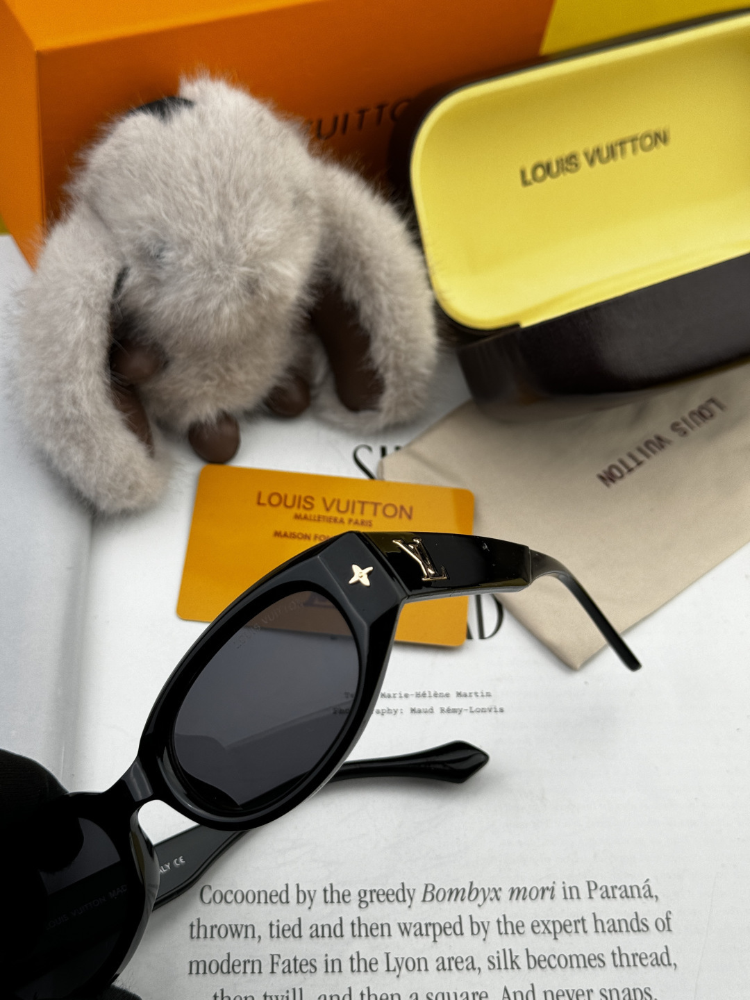 LV 新款女士方框太阳眼镜 开车墨镜 新款太阳镜 时尚大方 舒适轻盈 精致奢华 超轻 型号：L1335