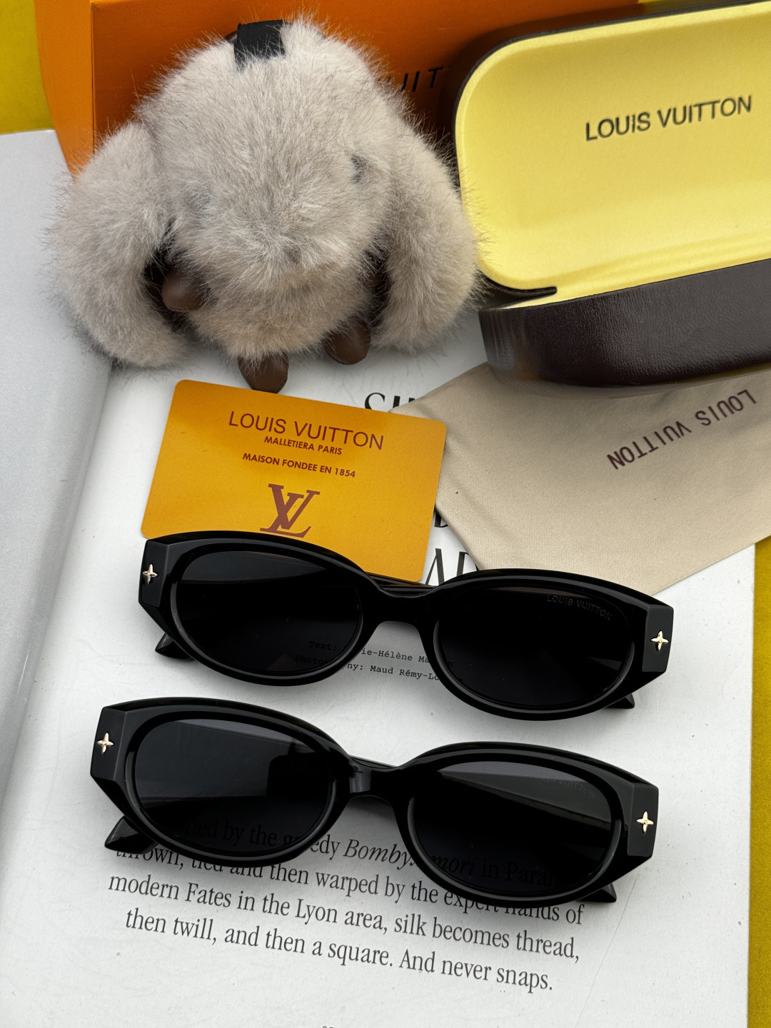 LV 新款女士方框太阳眼镜 开车墨镜 新款太阳镜 时尚大方 舒适轻盈 精致奢华 超轻 型号：L1335