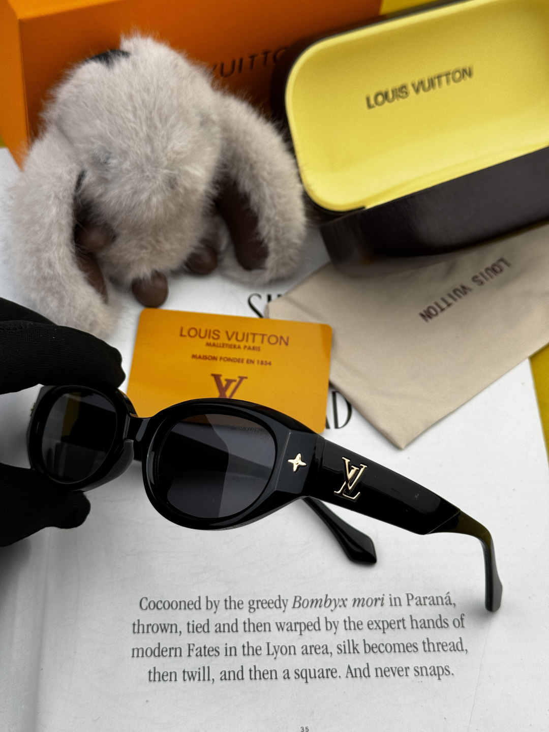 LV 新款女士方框太阳眼镜 开车墨镜 新款太阳镜 时尚大方 舒适轻盈 精致奢华 超轻 型号：L1335