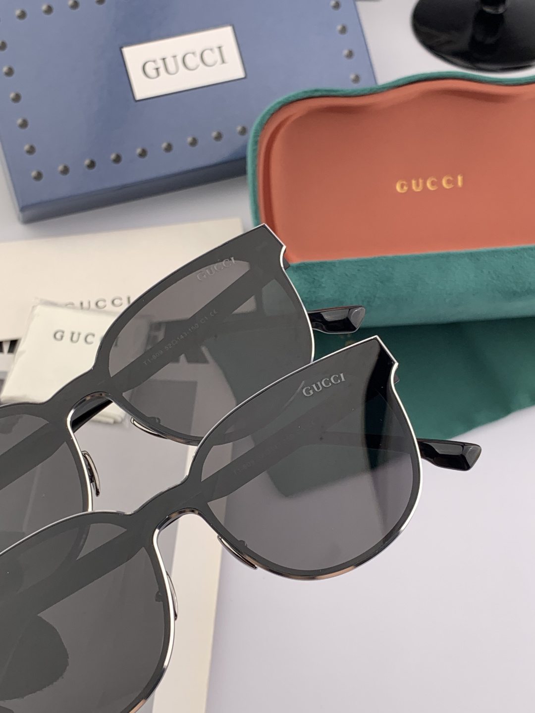 连体镜GUCCI 开春新款一体镜 大框太阳镜男女同款 😎 爆款大框尼龙太阳镜 超逼格超酷 镜腿品牌设计感