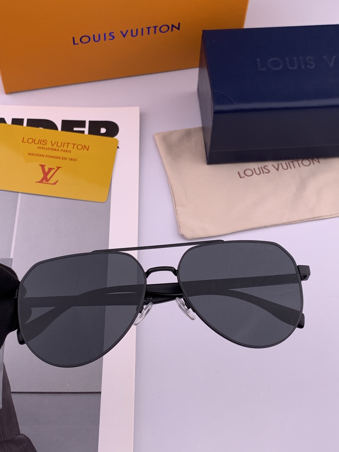LV 男款炫彩飞行员偏光太阳镜 ❤️材质：高清尼龙加厚卡槽高清偏光镜片 🌹无边框镜架💕颜👍型号：L089