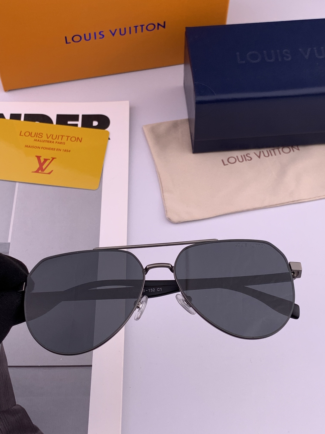 LV 男款炫彩飞行员偏光太阳镜 ❤️材质：高清尼龙加厚卡槽高清偏光镜片 🌹无边框镜架💕颜👍型号：L089