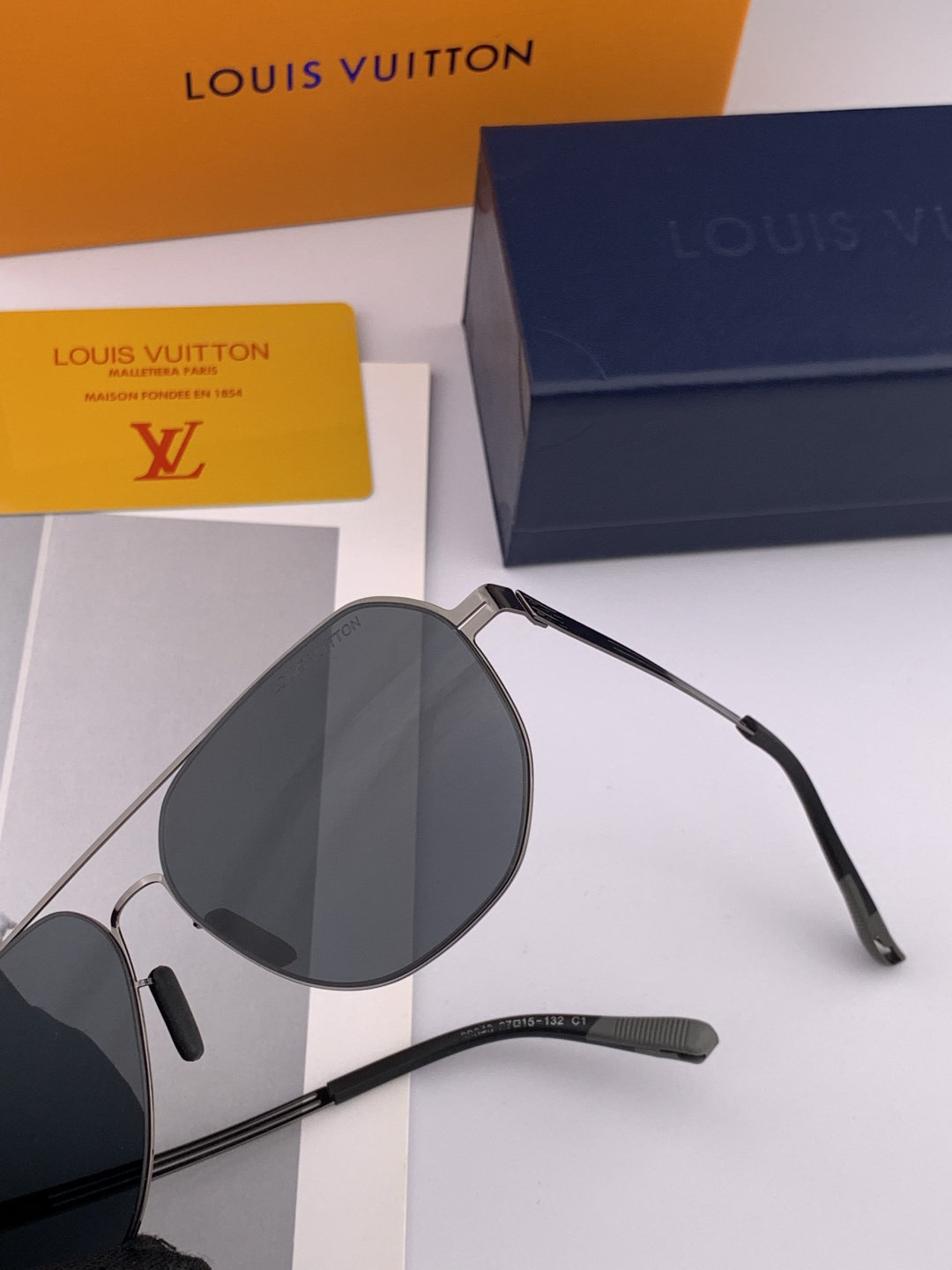 ♦️LV 新款男女情侣款太阳镜多边形墨镜iP电镀永不褪色 超轻超有弹性整幅眼镜无螺丝重要的是压不坏 高清