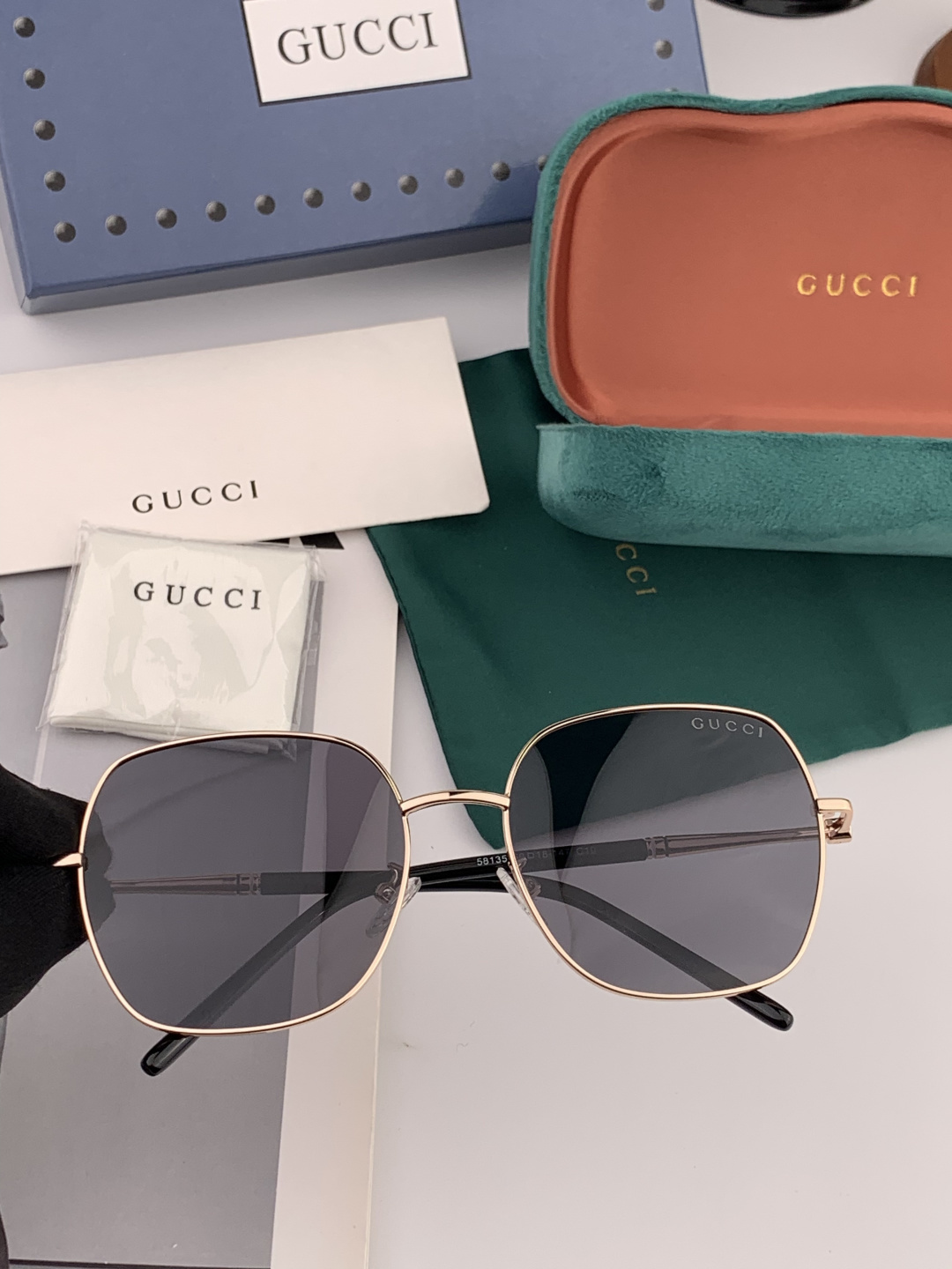 新品GUCC*太阳镜以独特魅力和前卫风格诠释春夏最新眼镜，质感超好佩带舒适 型号：G55813
