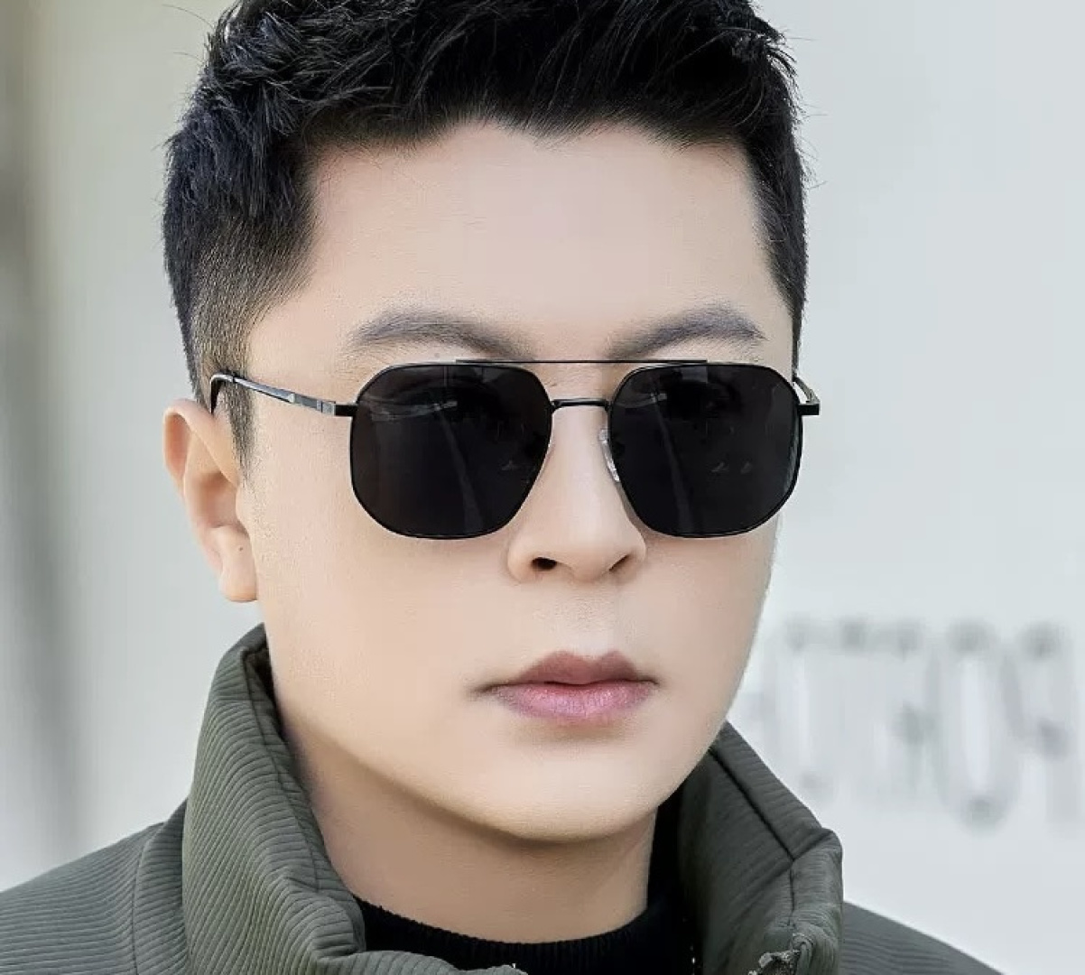 LV 男款炫彩飞行员偏光太阳镜 ❤️材质：高清尼龙加厚卡槽高清偏光镜片 🌹无边框镜架💕颜👍型号：L289