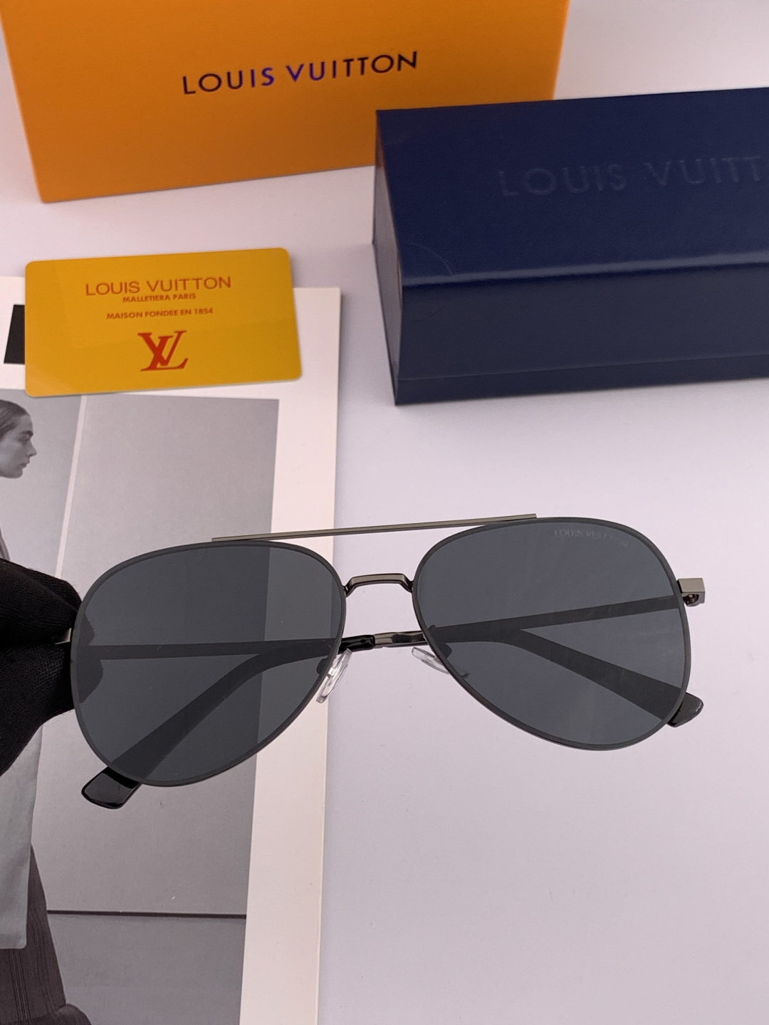 LV 男款炫彩飞行员偏光太阳镜 ❤️材质：高清尼龙加厚卡槽高清偏光镜片 🌹无边框镜架💕颜👍型号：L189