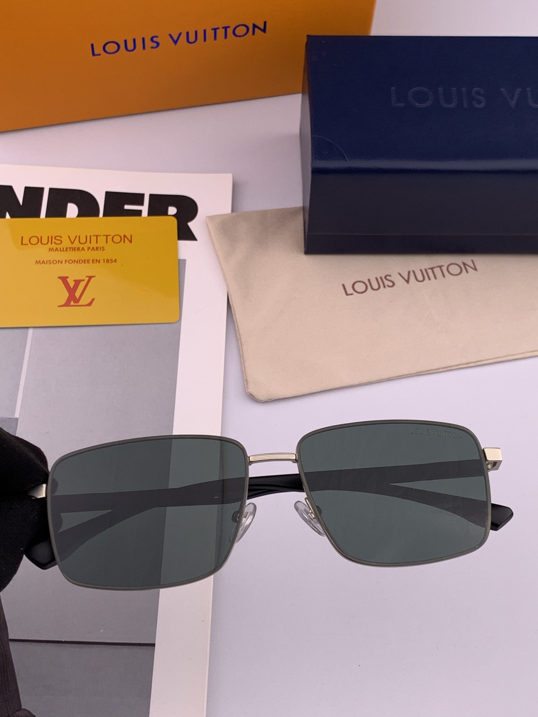 LV 男款炫彩飞行员偏光太阳镜 ❤️材质：高清尼龙加厚卡槽高清偏光镜片 🌹无边框镜架💕颜👍型号：L189