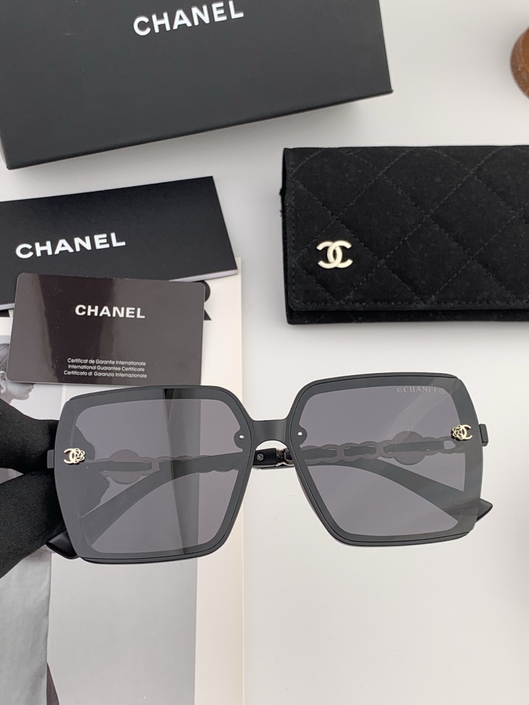 香奈儿 开春新款太阳镜 各路网红纷纷带起气场满分‼️ 俏皮甜美.上脸效果更佳.金属质感超好 型号：CH0