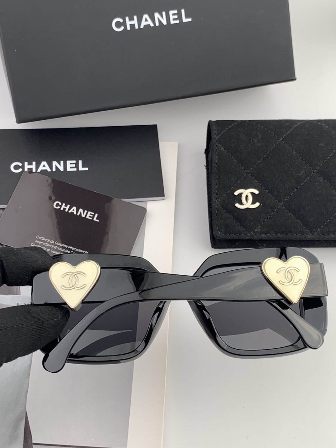 新品CHANEL 香奈儿太阳镜以独特魅力和前卫风格诠释春夏最新眼镜，质感超好佩带舒适 型号：CH8551