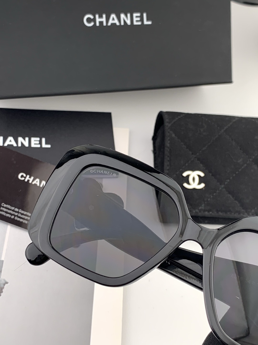 新品CHANEL 香奈儿太阳镜以独特魅力和前卫风格诠释春夏最新眼镜，质感超好佩带舒适 型号：CH8551