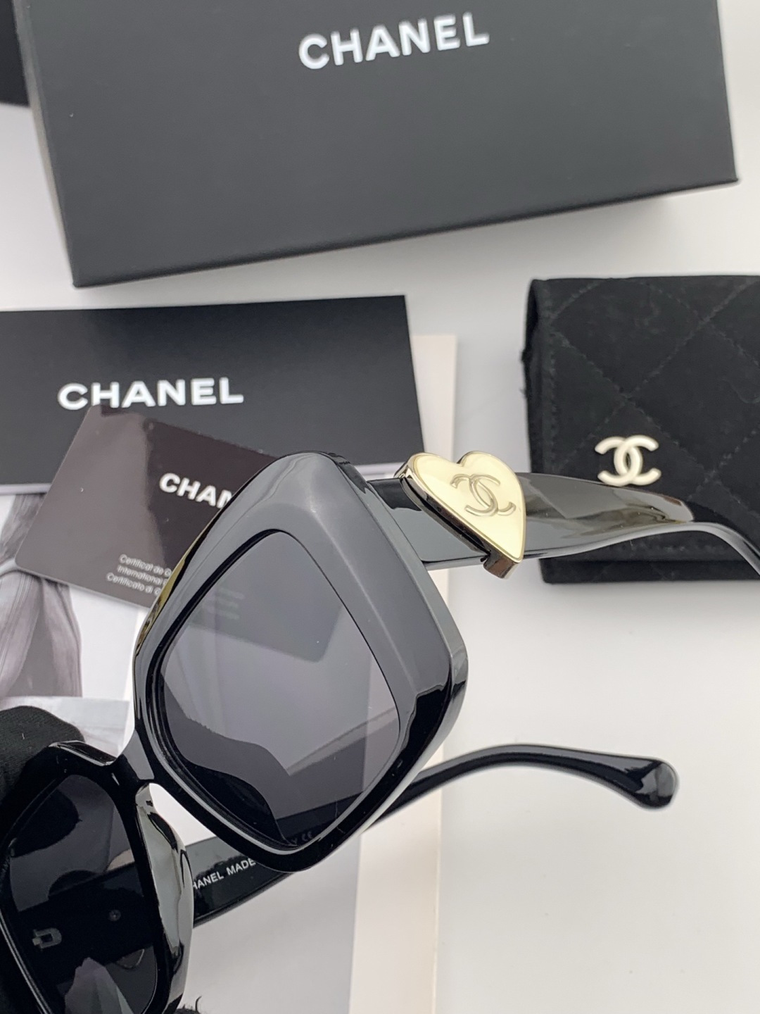 新品CHANEL 香奈儿太阳镜以独特魅力和前卫风格诠释春夏最新眼镜，质感超好佩带舒适 型号：CH8551