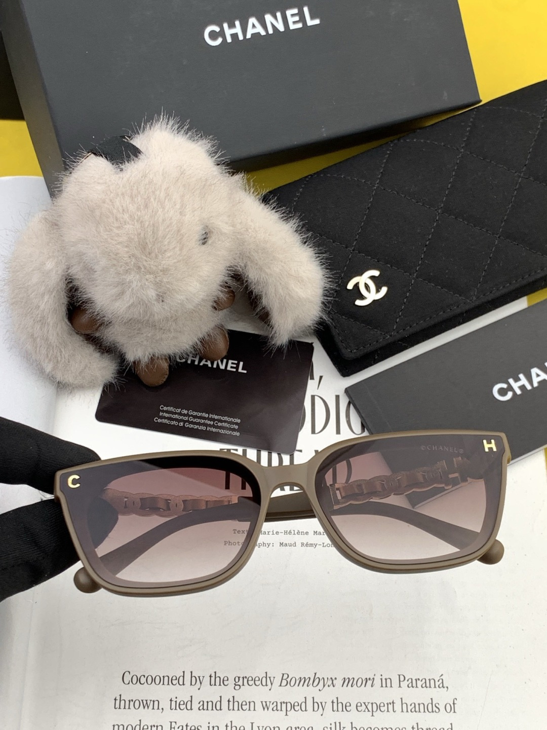 新品CHANEL 香奈儿太阳镜以独特魅力和前卫风格诠释春夏最新眼镜，质感超好佩带舒适 型号：CH0303