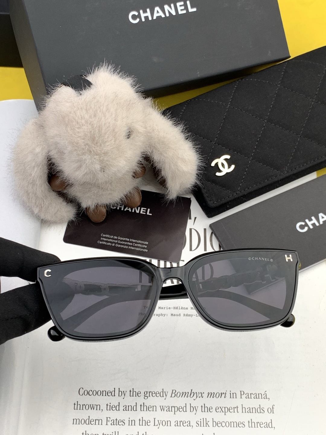 新品CHANEL 香奈儿太阳镜以独特魅力和前卫风格诠释春夏最新眼镜，质感超好佩带舒适 型号：CH0303