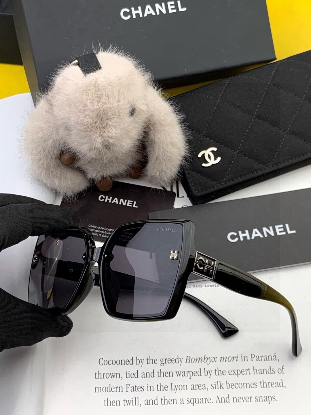 香奈儿 开春新款太阳镜 各路网红纷纷带起气场满分‼️ 俏皮甜美.上脸效果更佳.金属质感超好 型号：CH1