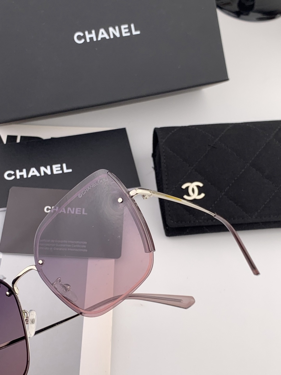 【偏光系列】香奈儿 经典的无框设计，不挑脸型，无论搭配大衣还是连衣裙都非常显气质偏光镜片预防紫外线 型号