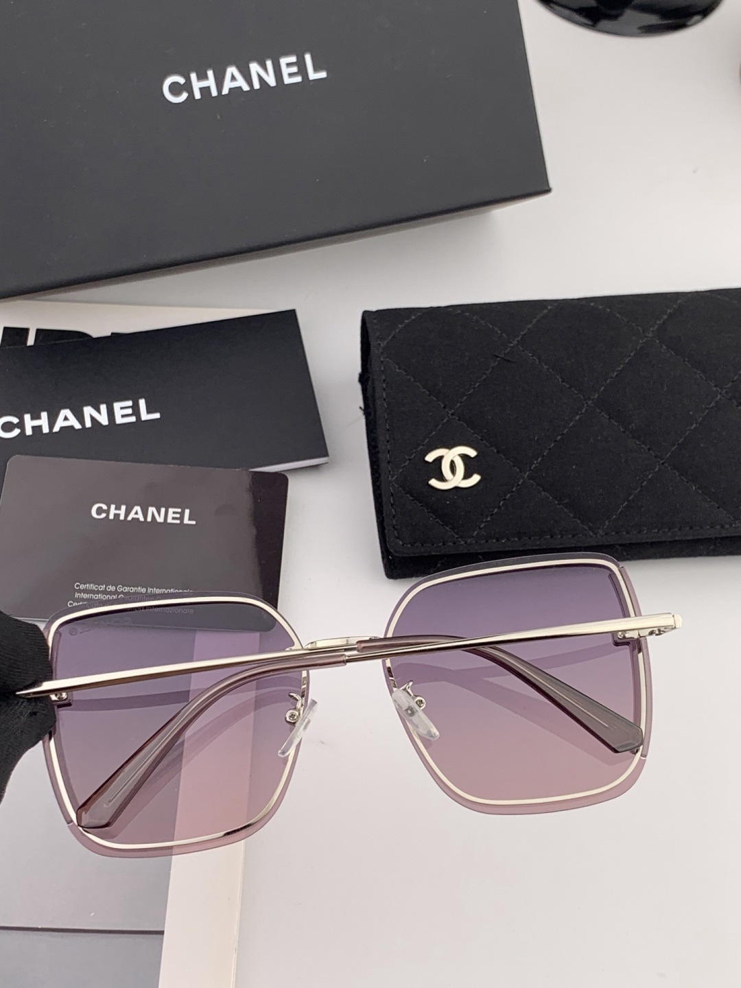 【偏光系列】香奈儿 经典的无框设计，不挑脸型，无论搭配大衣还是连衣裙都非常显气质偏光镜片预防紫外线 型号